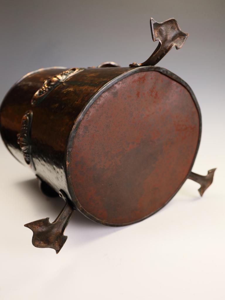 Exceptional Arts & Crafts Movement Hammered Copper Coal Bucket (Scuttle) with Li For Sale 11