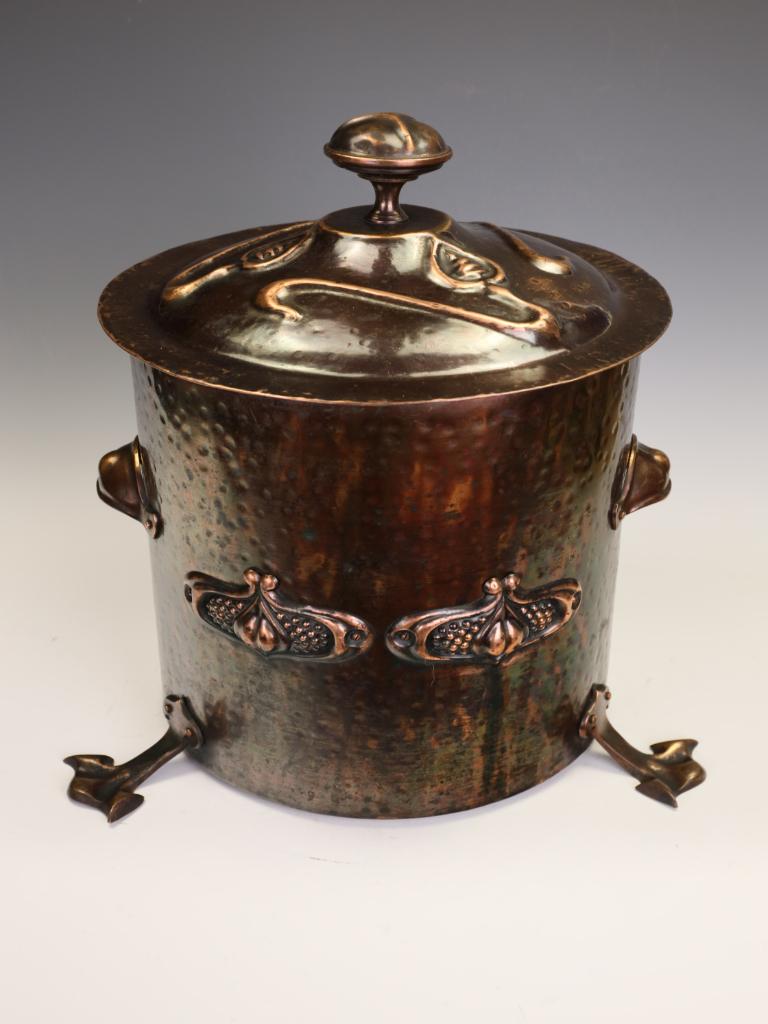 Exceptional Arts & Crafts Movement Hammered Copper Coal Bucket (Scuttle) with Liner
A superb antique fireside coal bucket (or purdonium), crafted from heavily hammered copper with bronze detailing, typical of the British Arts & Crafts movement,