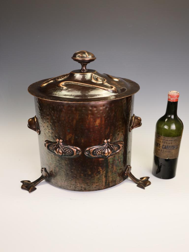 British Exceptional Arts & Crafts Movement Hammered Copper Coal Bucket (Scuttle) with Li For Sale