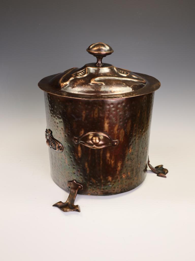Exceptional Arts & Crafts Movement Hammered Copper Coal Bucket (Scuttle) with Li In Good Condition For Sale In Lincoln, GB