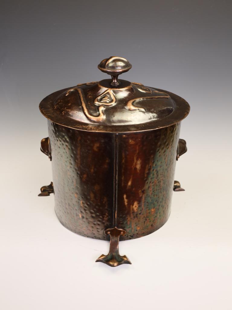 19th Century Exceptional Arts & Crafts Movement Hammered Copper Coal Bucket (Scuttle) with Li For Sale