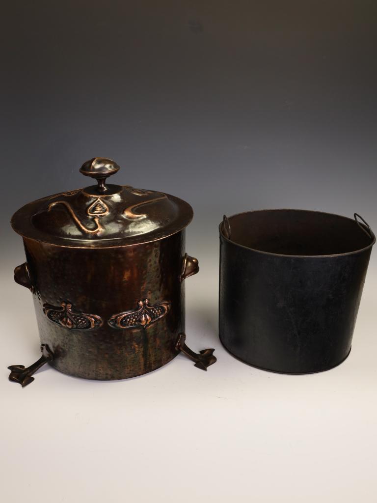 Exceptional Arts & Crafts Movement Hammered Copper Coal Bucket (Scuttle) with Li For Sale 1