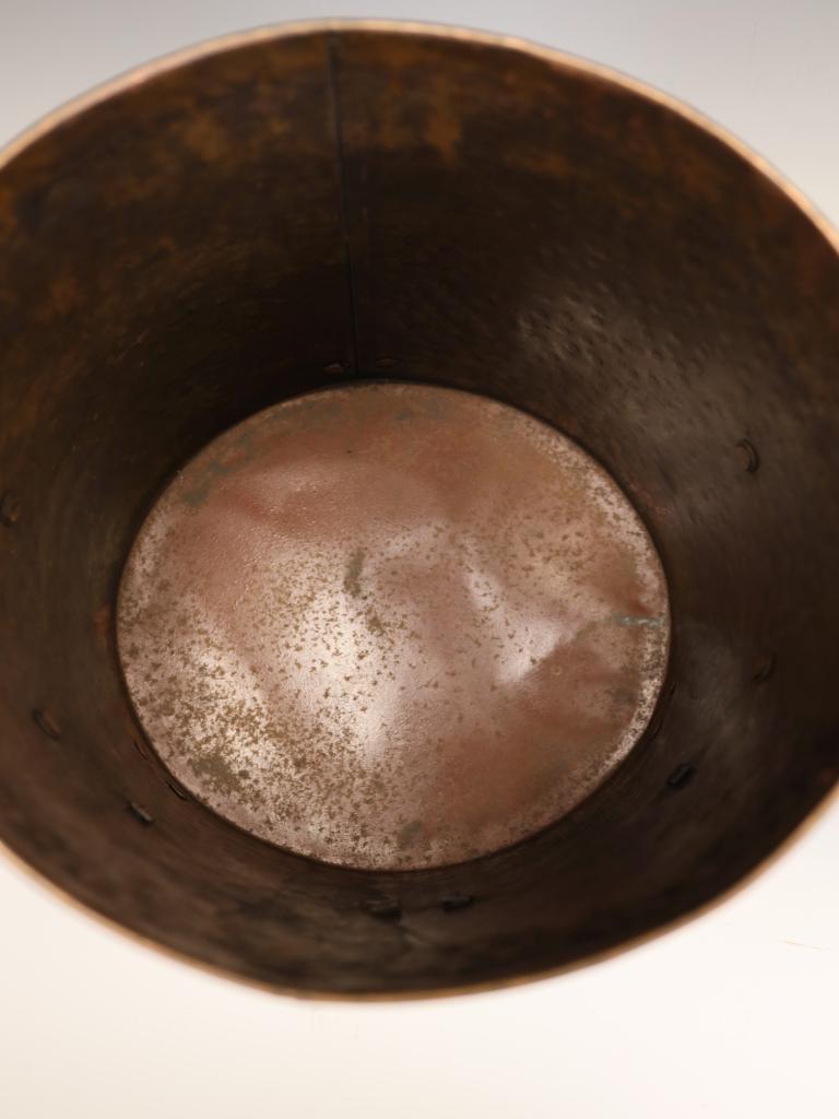 Exceptional Arts & Crafts Movement Hammered Copper Coal Bucket (Scuttle) with Li For Sale 3