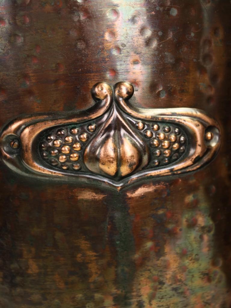 Exceptional Arts & Crafts Movement Hammered Copper Coal Bucket (Scuttle) with Li For Sale 4