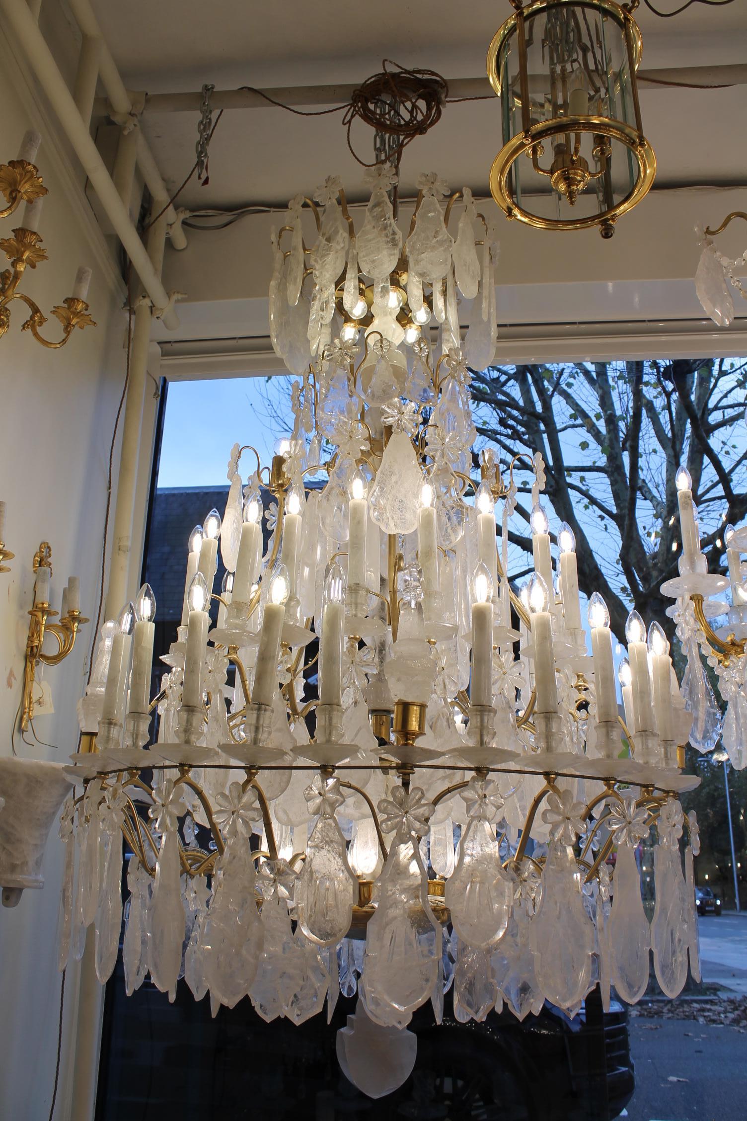 Excepcional par de arañas de cristal de roca de Baccarat clásico H200Cm W120cm Bronce en venta