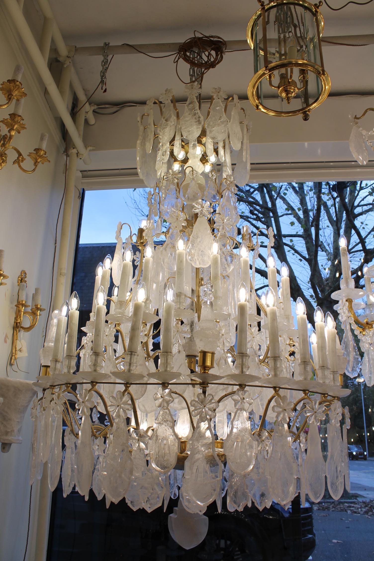 Excepcional par de arañas de cristal de roca de Baccarat clásico H200Cm W120cm en venta 1