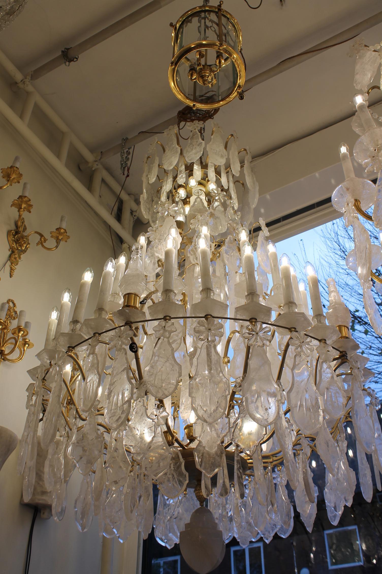 Excepcional par de arañas de cristal de roca de Baccarat clásico H200Cm W120cm en venta 2