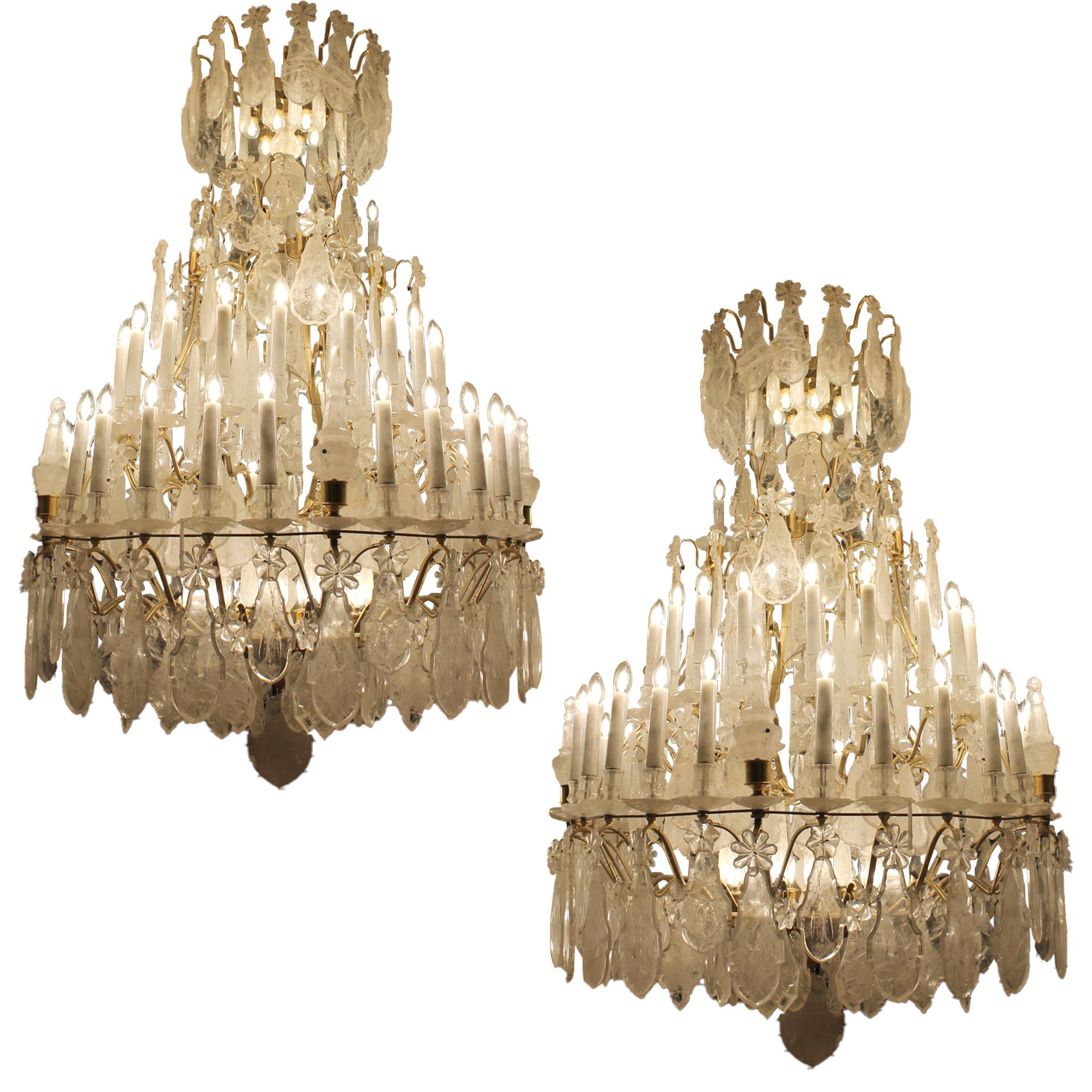 Excepcional pareja de arañas de cristal de roca Baccarat de estilo clásico con unas dimensiones poco habituales de 200 m de altura y 1,2 m de diámetro. Cada lámpara de araña se compone de 45 luces principales y 16 bombillas pigmeas. Todo a partir de