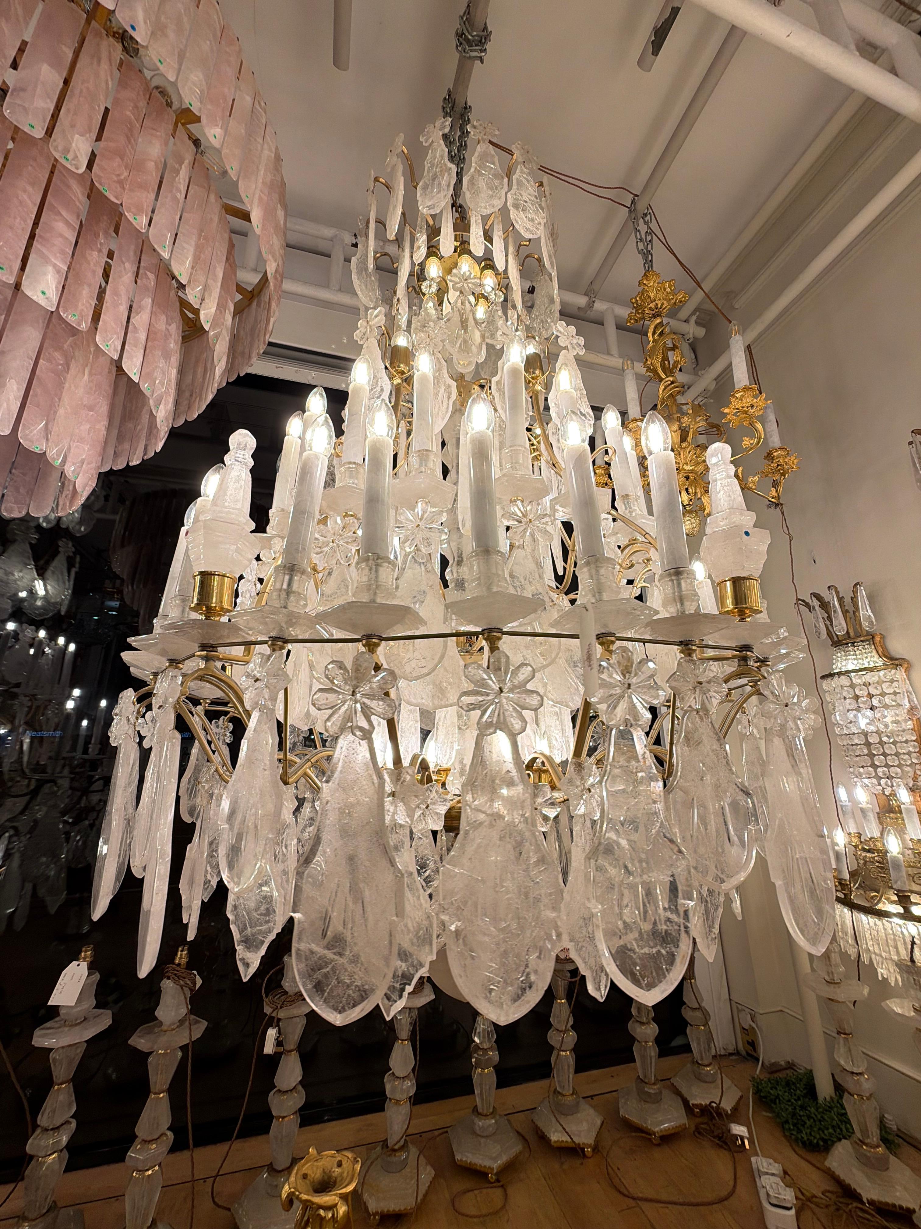 Excepcional par de arañas de cristal de roca de Baccarat clásico H200Cm W120cm en venta 3