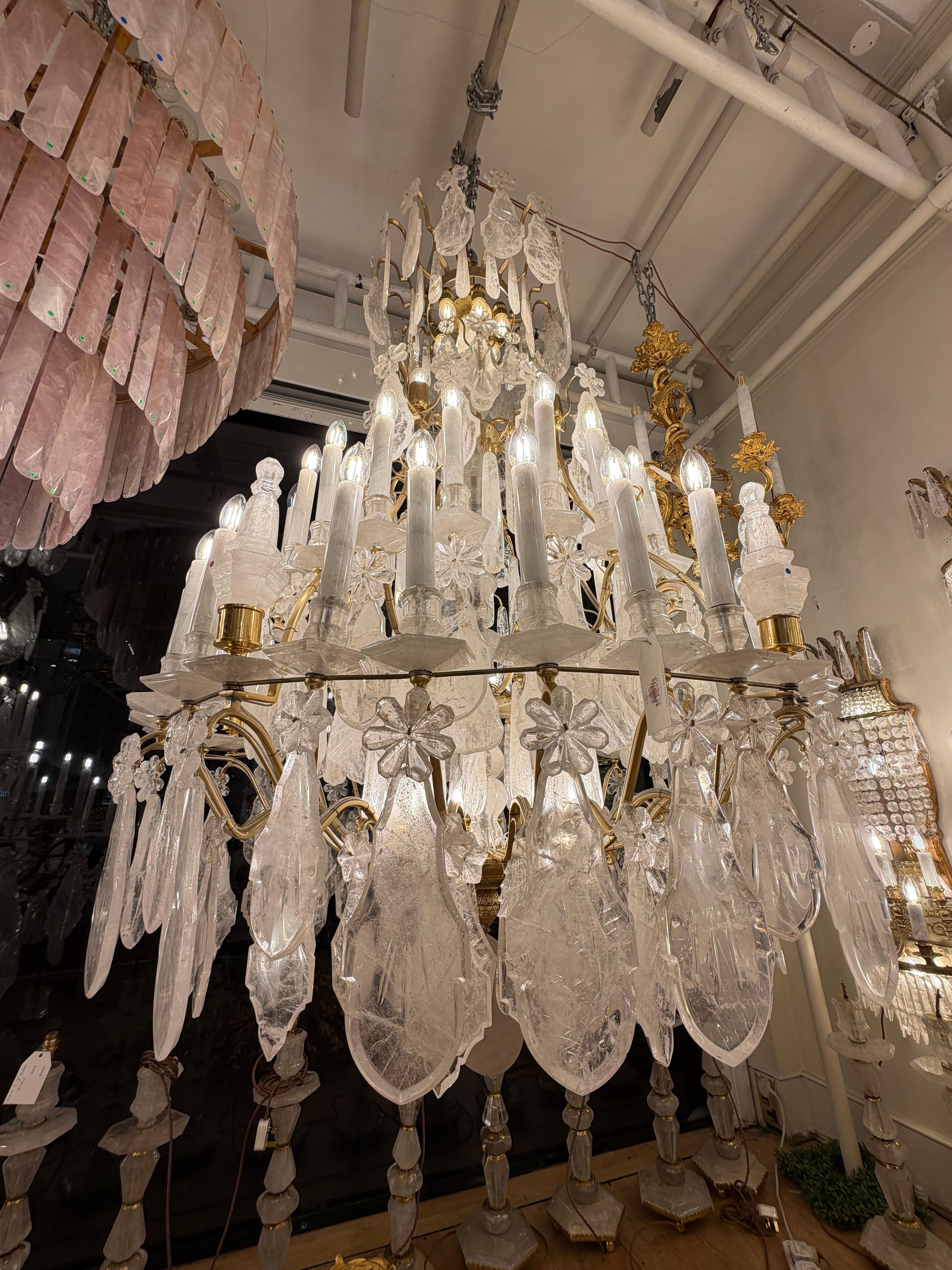 Excepcional par de arañas de cristal de roca de Baccarat clásico H200Cm W120cm en venta 4