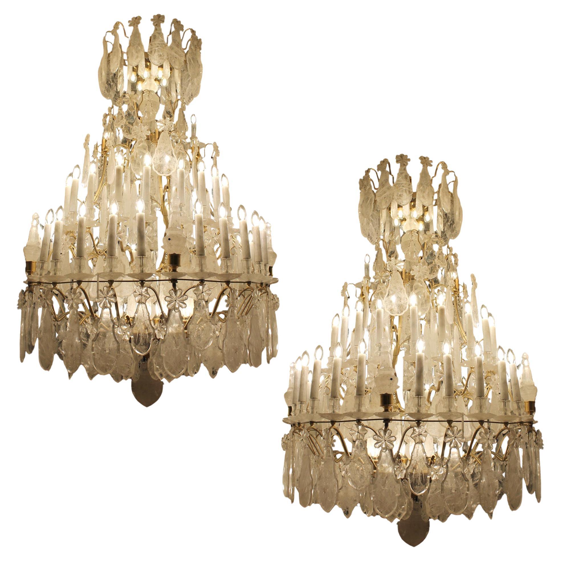 Excepcional par de arañas de cristal de roca de Baccarat clásico H200Cm W120cm en venta