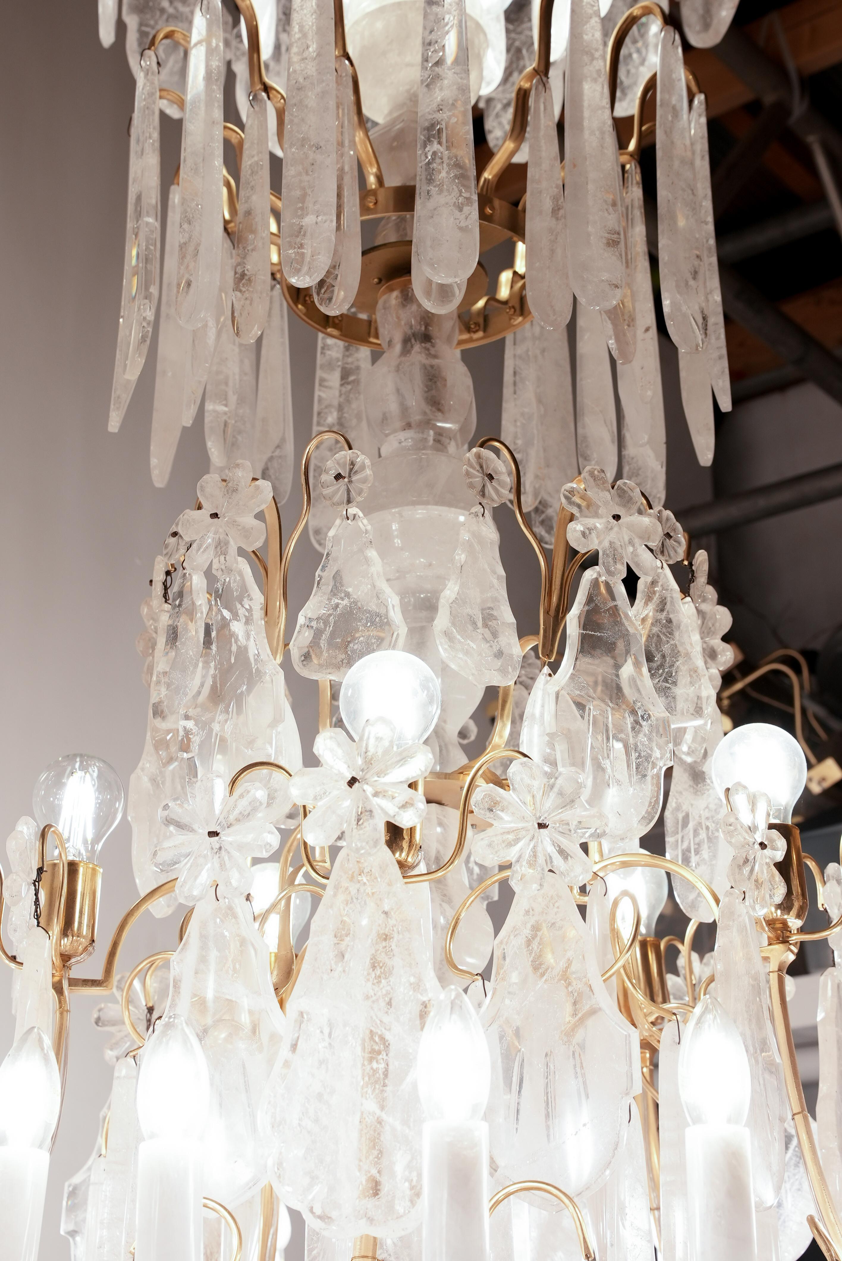 Außergewöhnliches Baccarat-Kronleuchterpaar aus Bergkristall  klassisch  H230Cm  B120cm (21. Jahrhundert und zeitgenössisch) im Angebot
