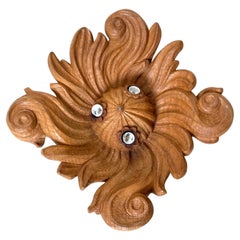 Eccezionale lampada da soffitto o da parete in legno intagliato barocco, Tirolo, anni '50