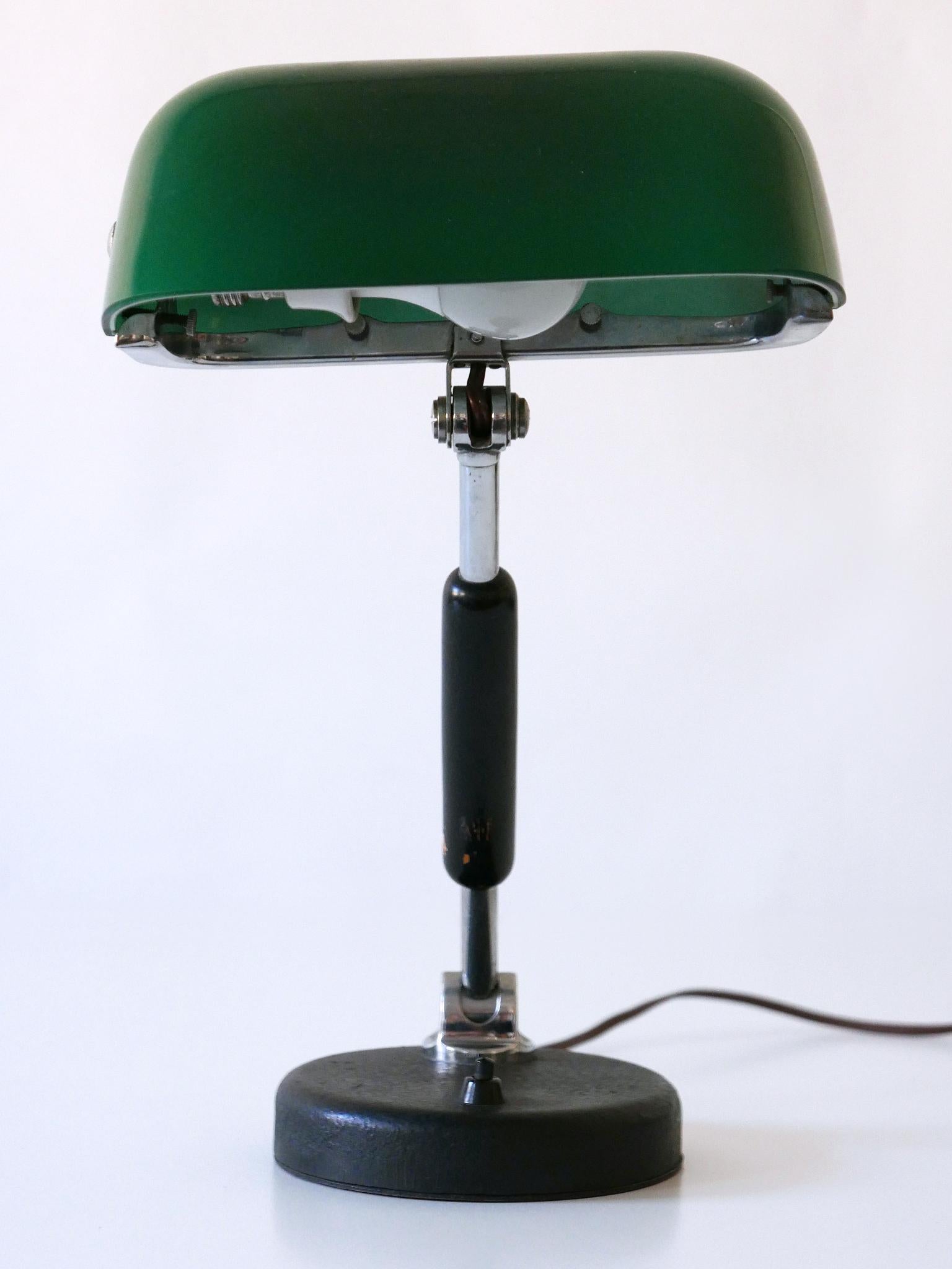 Exceptional Bauhaus Bankers Table Lamp with Original Green Glass, 1930s, Germany In Good Condition In Munich, DE