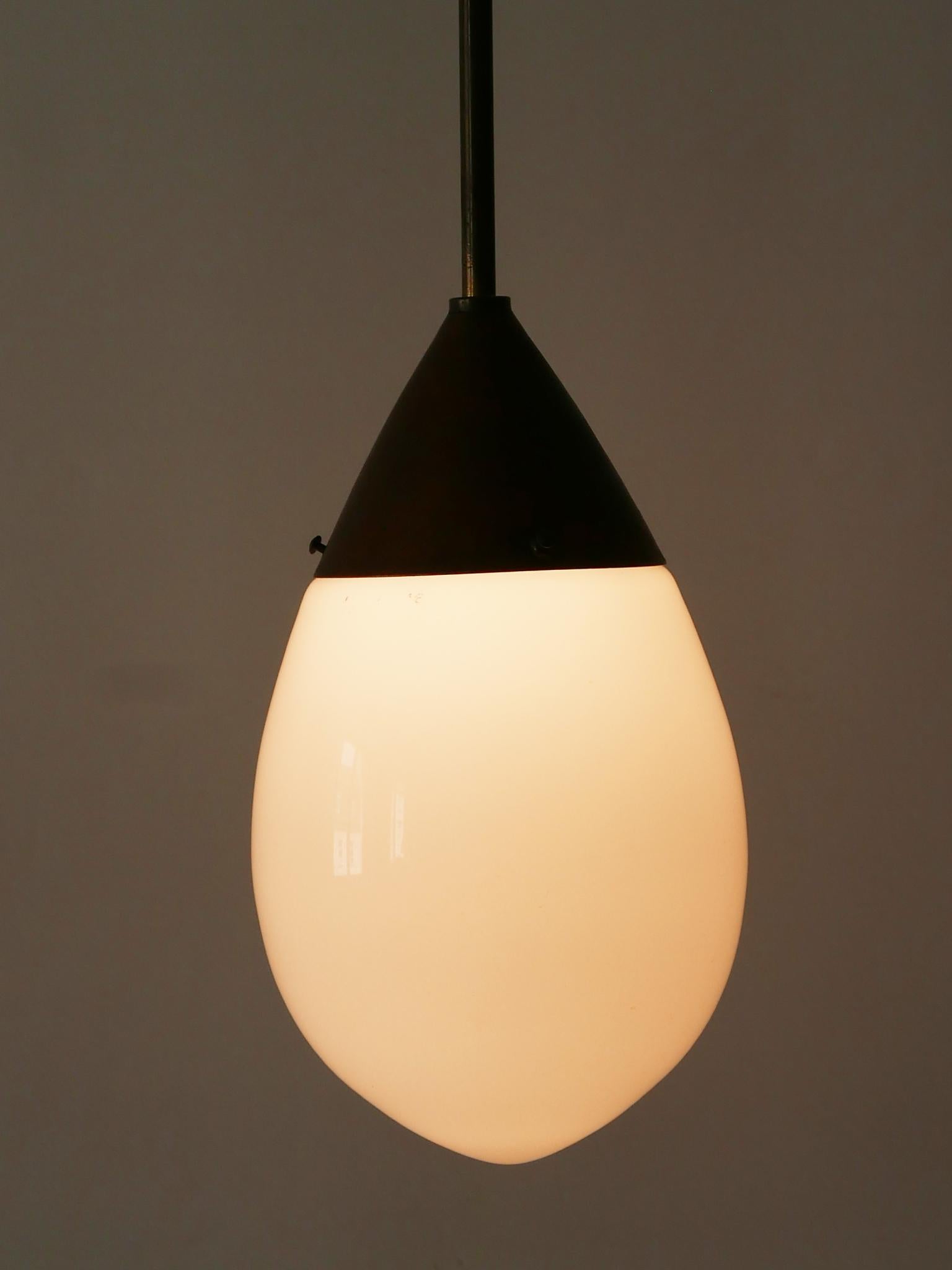 Verre opalin Exceptionnelle lampe suspendue ou lampe suspendue Bauhaus en forme de goutte d'eau par Siemens, années 1920, Allemagne en vente