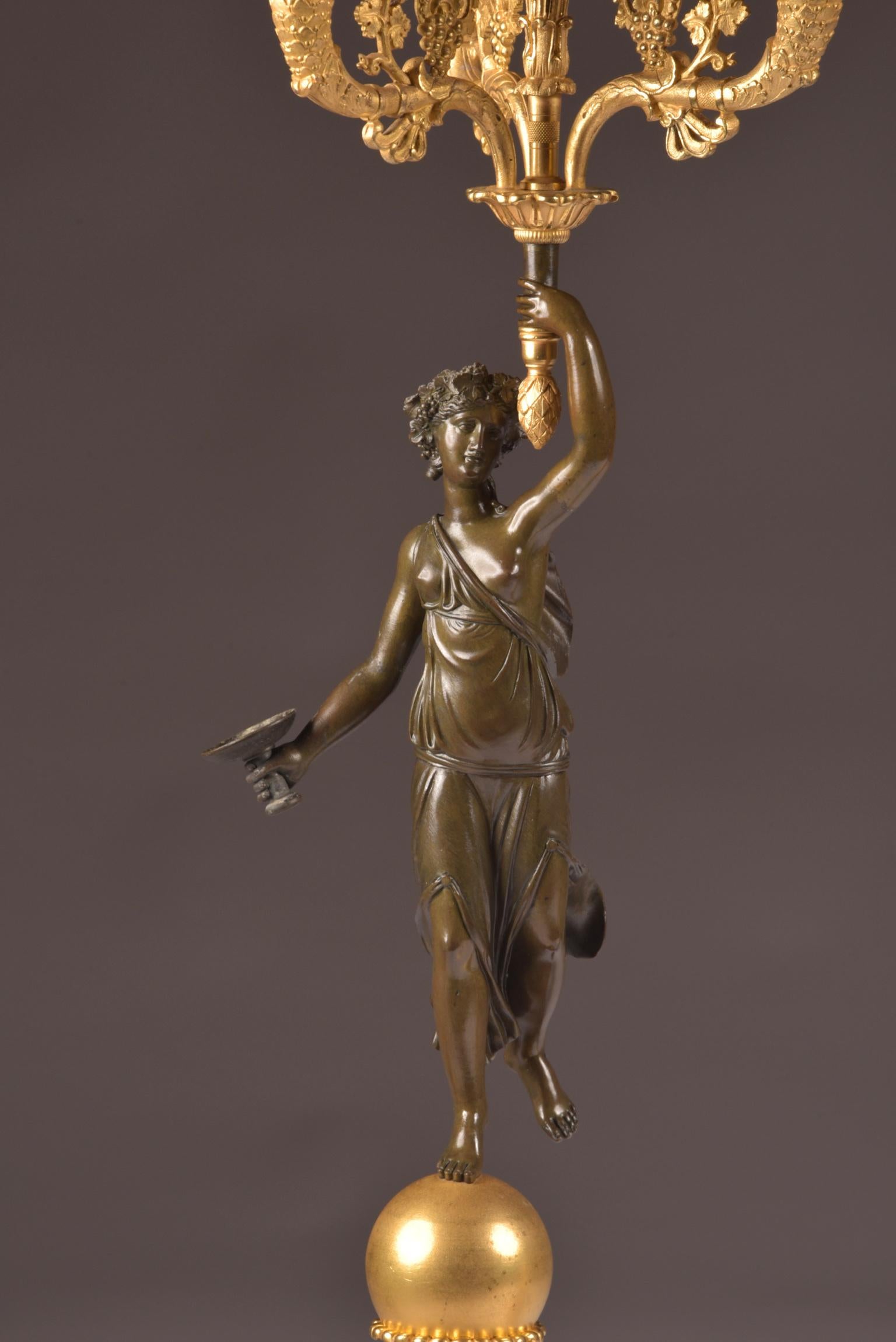 Pierre-Philippe Thomire zugeschriebenes:: außergewöhnliches Paar antiker Kandelaber aus vergoldeter Bronze und Verde. Kaiserzeit:: ca. 1805-1810 
 