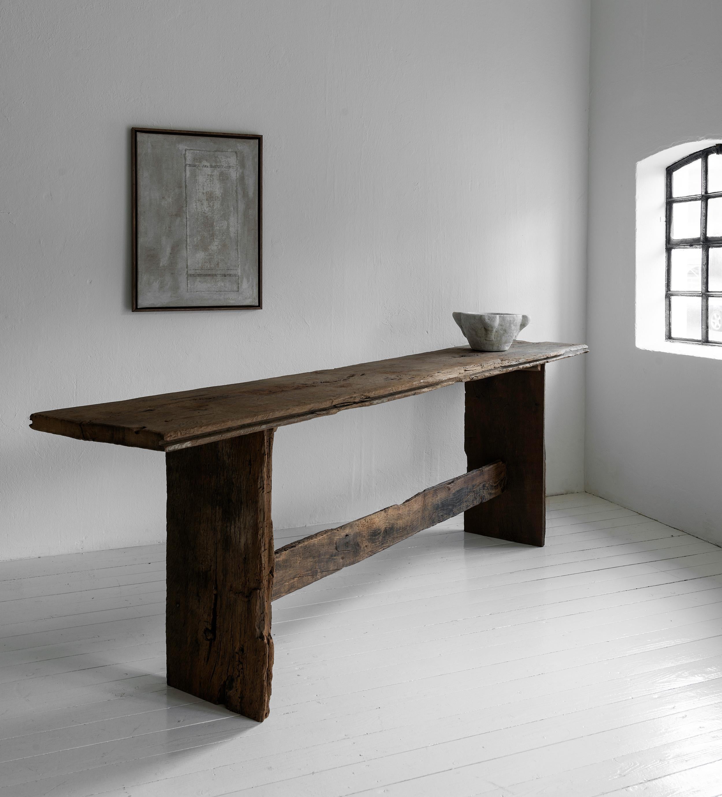 Des planches de chêne vieilles de 300 ans, dont la patine ne peut être reproduite, sont utilisées pour la table.
Une table magnifiquement patinée avec un grand impact visuel. Intemporel, il s'adapte à presque tous les environnements. Parfait