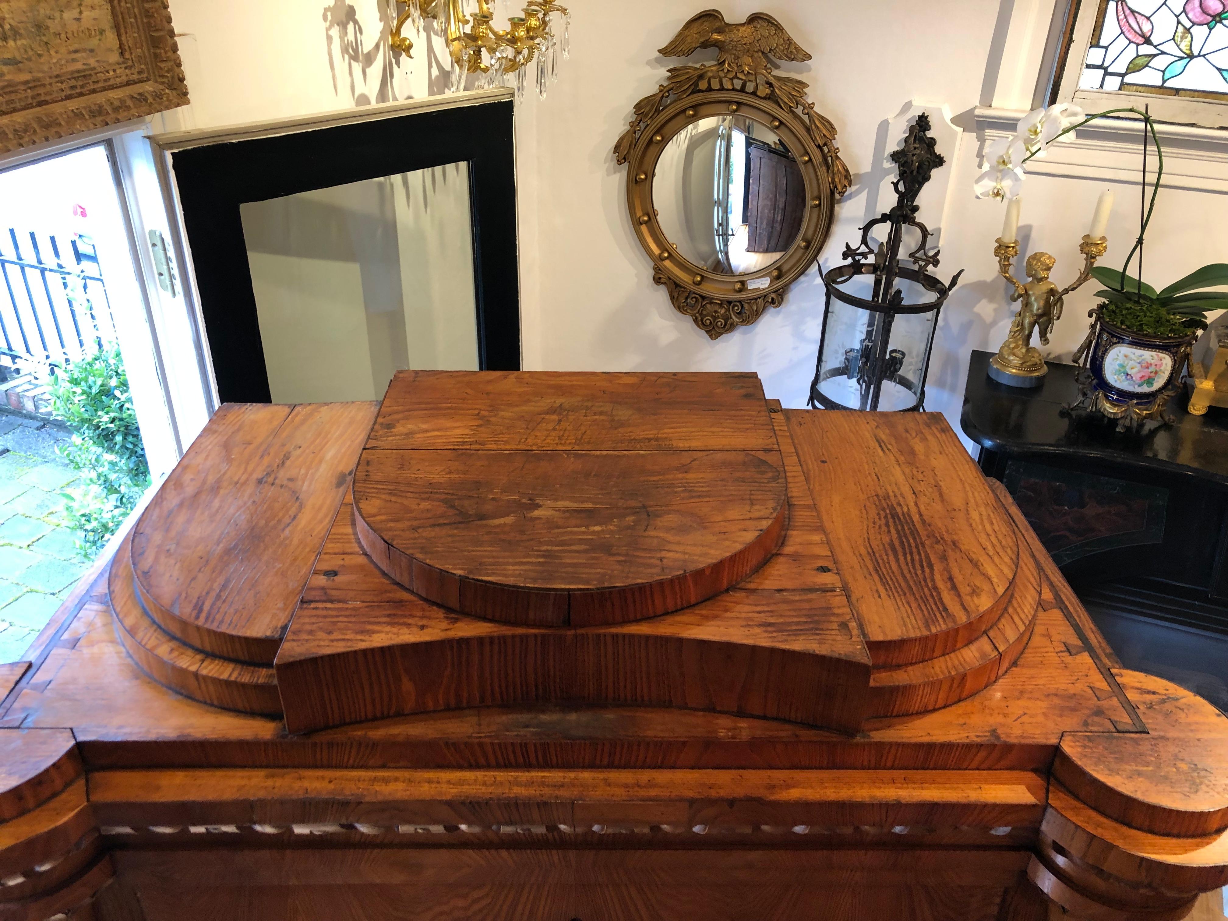 Exceptional Biedermeier Secretaire a Abatant Baltic Walnut, German, circa 1830 For Sale 2