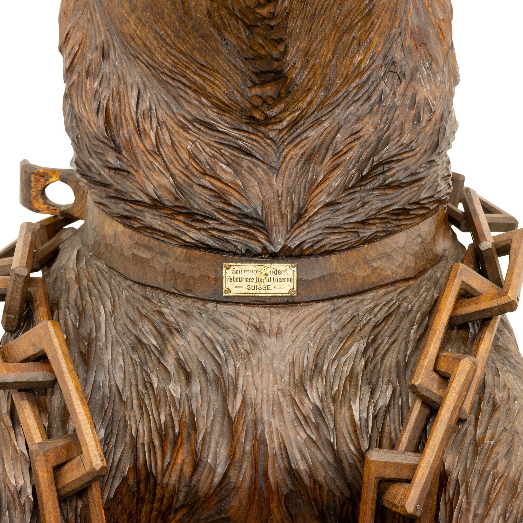 Portaombrelli con orso intagliato Black Forest. Brienz Switzerland orso in piedi sulla base. Viene fornito con una catena di legno intagliata. Etichetta originale. Occhi di vetro, bocca aperta. Finitura originale, padella originale in metallo.
