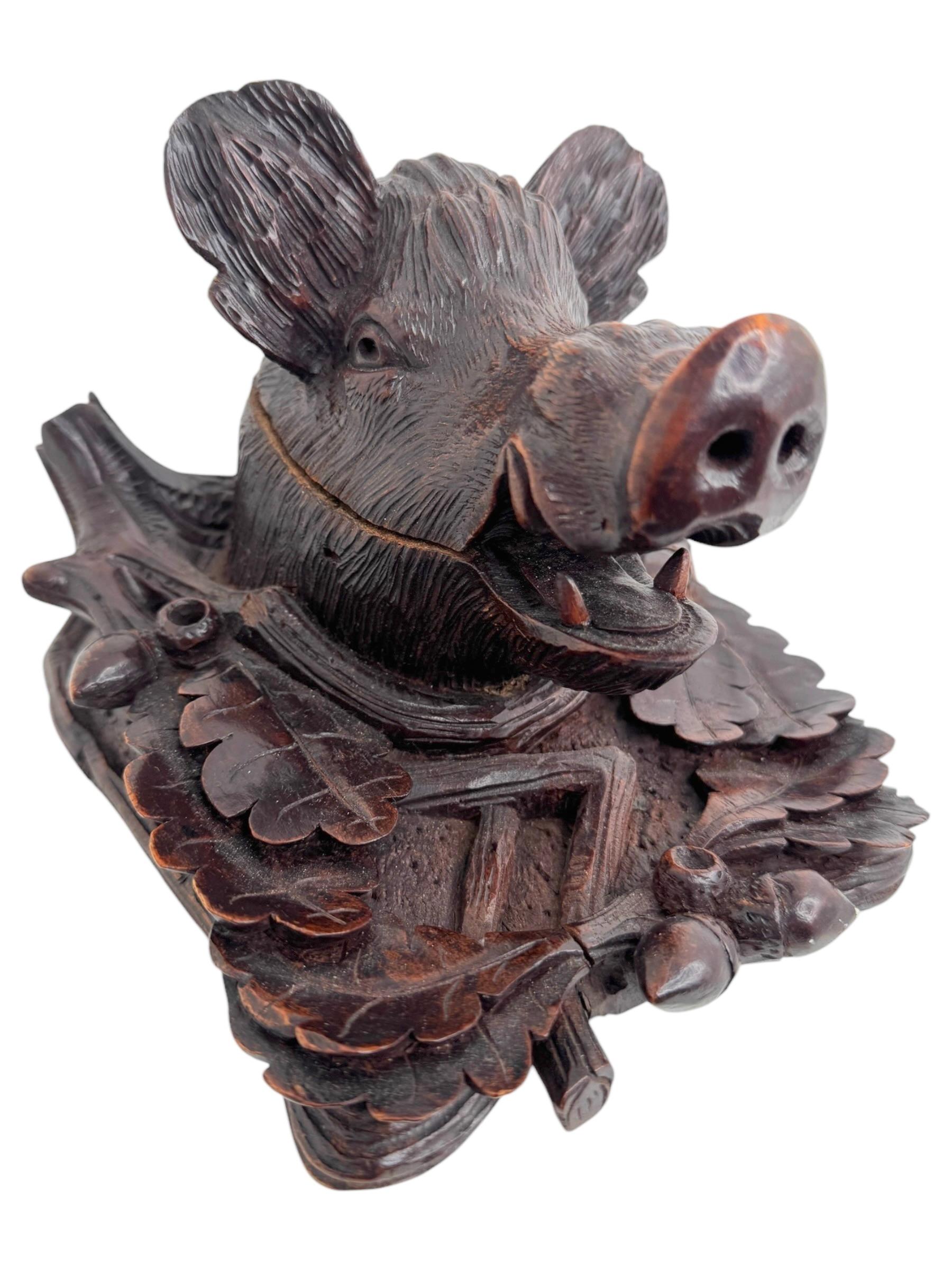 Klassisches Schwarzwälder Schreibtisch-Accessoire aus den 1890er Jahren, geschnitzt aus Holz in Form eines Wildschweins. Eine schöne Ergänzung für Ihr Zimmer oder einfach nur für Ihren Schreibtisch. Hergestellt aus handgeschnitztem Holz. Gefunden