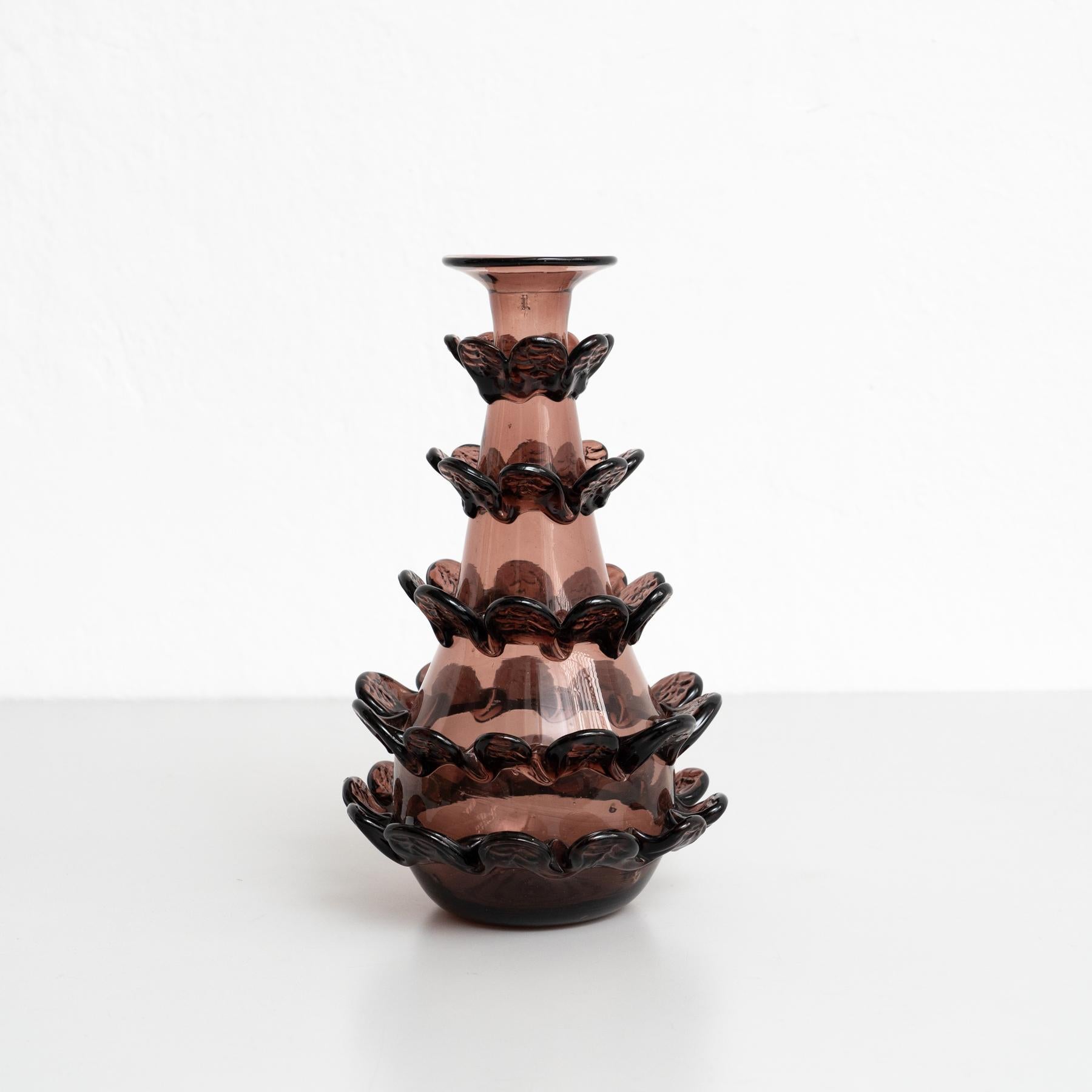 Élevez votre décor avec la beauté exceptionnelle de ce vase vintage en verre soufflé du début du 20e siècle. Créé par un fabricant espagnol inconnu vers 1940, ce vase est resté dans son état d'origine, présentant une usure mineure qui témoigne