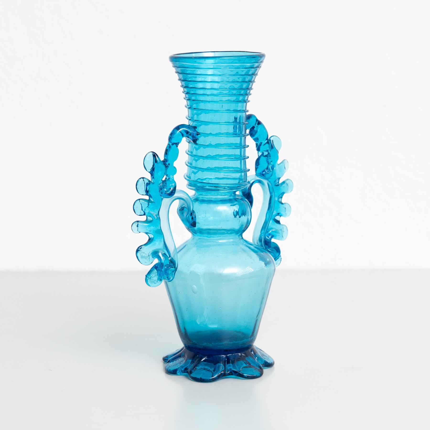 Élevez votre décor avec la beauté exceptionnelle de ce vase vintage en verre soufflé du début du 20e siècle. Créé par un fabricant espagnol inconnu vers 1940, ce vase est resté dans son état d'origine, présentant une usure mineure qui témoigne