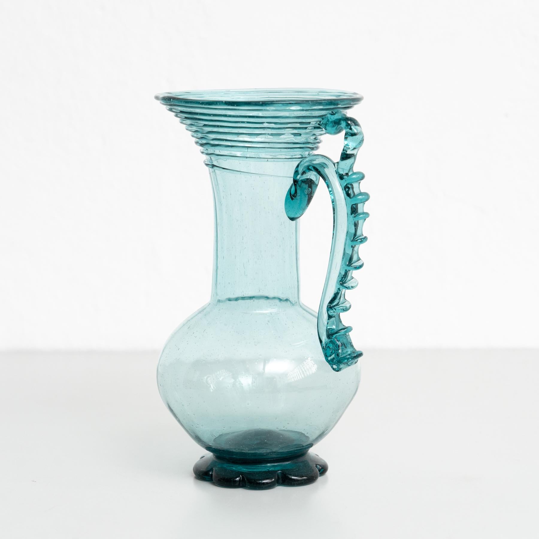 Eleva il tuo arredamento con l'eccezionale bellezza di questo vaso vintage in vetro soffiato dell'inizio del XX secolo. Creato da un produttore spagnolo sconosciuto intorno al 1940, questo vaso si trova nelle sue condizioni originali, con un'usura