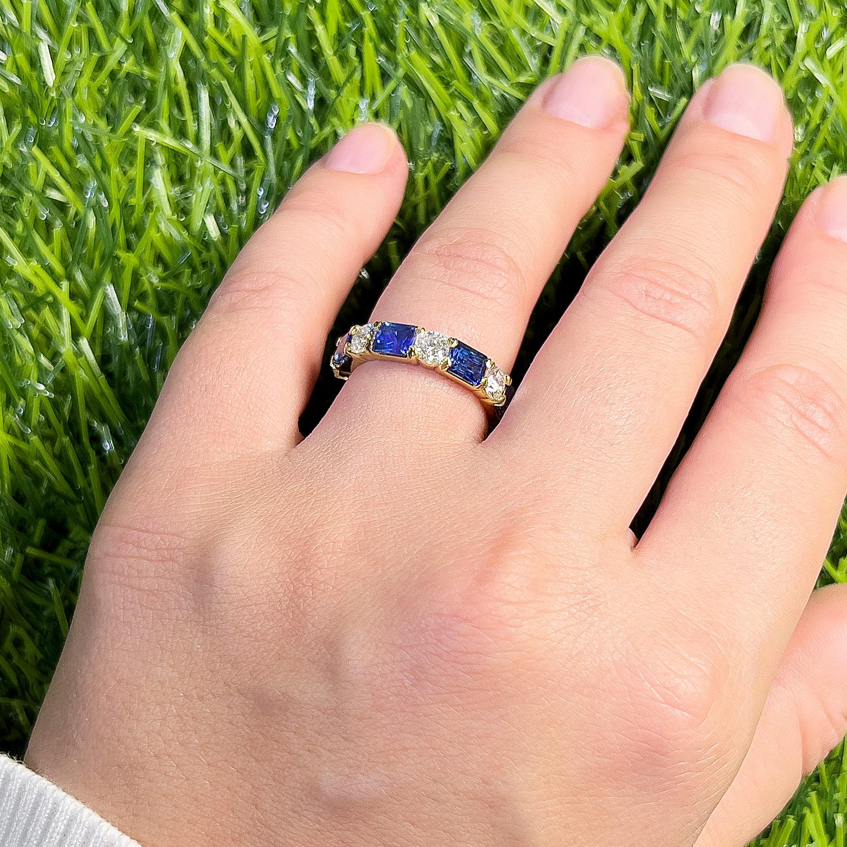 Contemporary Exceptional Blue Sapphires and Diamonds Eternity Band Ring 3.29 Carats 18K Gold For Sale