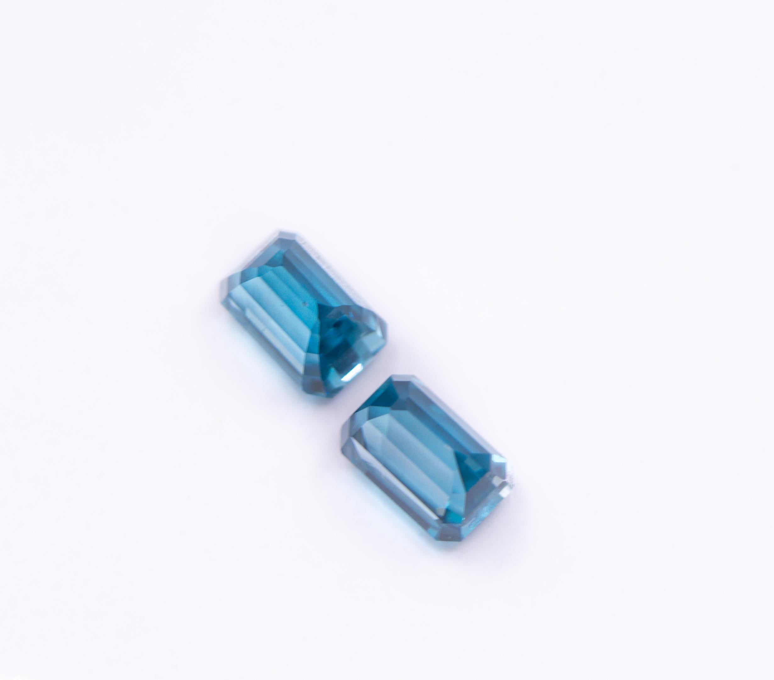 Exceptionnelle paire assortie de zircon bleu taille émeraude 8 x 5 mm en vente 1