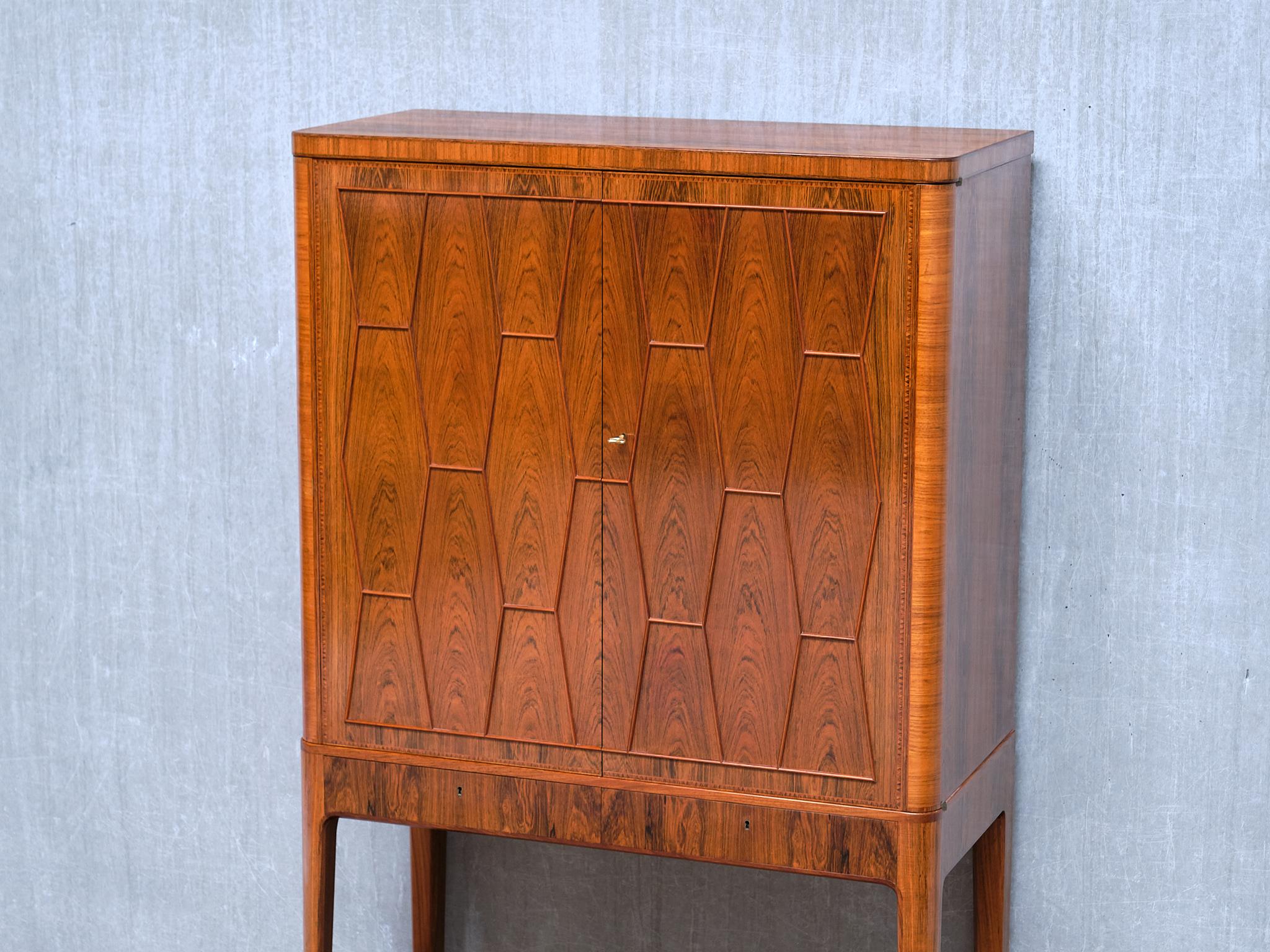 Außergewöhnlicher Bo Lindahl-Schrank aus Nussbaum und Palisanderholz mit Intarsien, Schweden, 1953 im Angebot 3