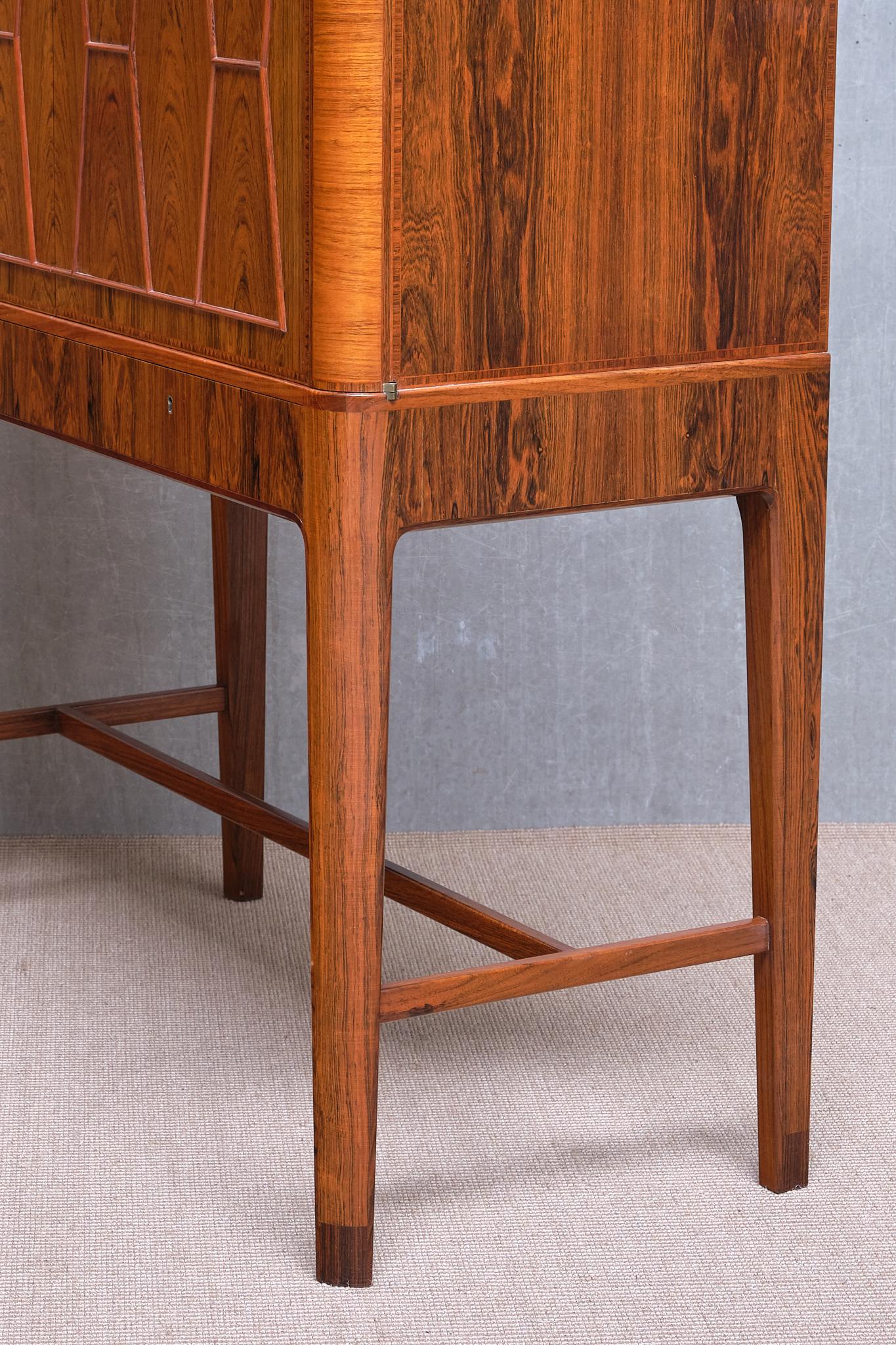 Außergewöhnlicher Bo Lindahl-Schrank aus Nussbaum und Palisanderholz mit Intarsien, Schweden, 1953 im Angebot 4