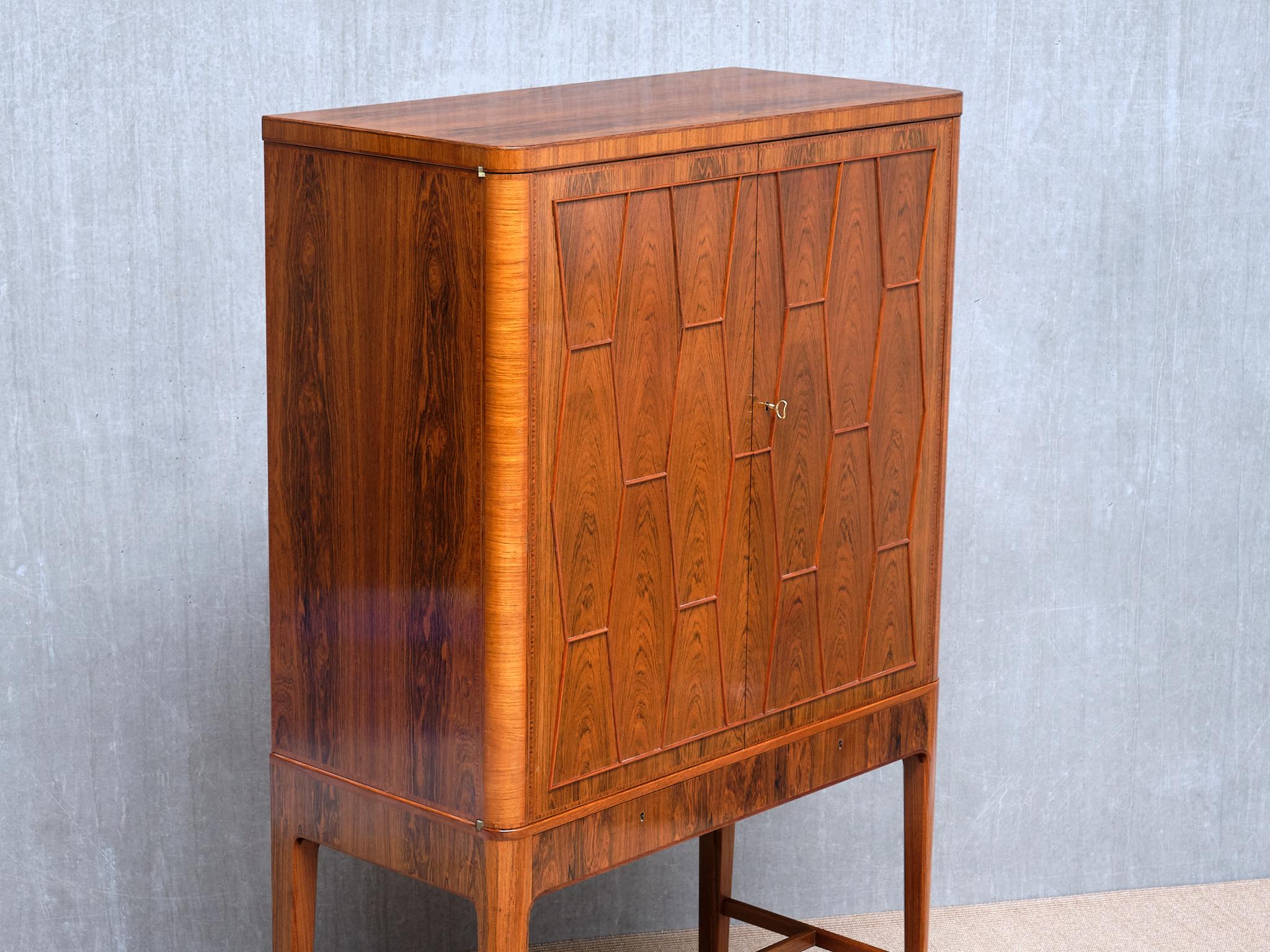 Außergewöhnlicher Bo Lindahl-Schrank aus Nussbaum und Palisanderholz mit Intarsien, Schweden, 1953 im Angebot 6