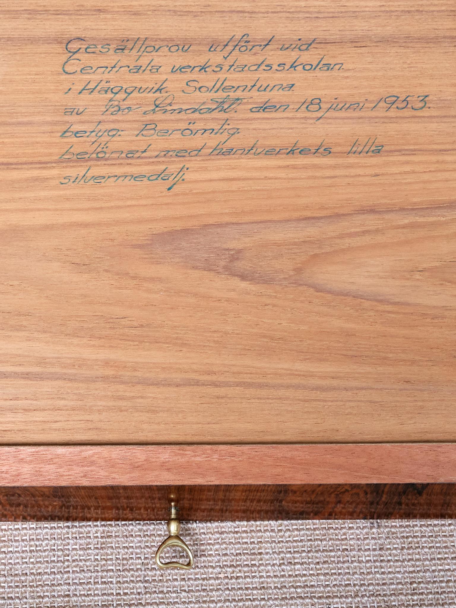 Außergewöhnlicher Bo Lindahl-Schrank aus Nussbaum und Palisanderholz mit Intarsien, Schweden, 1953 im Angebot 11