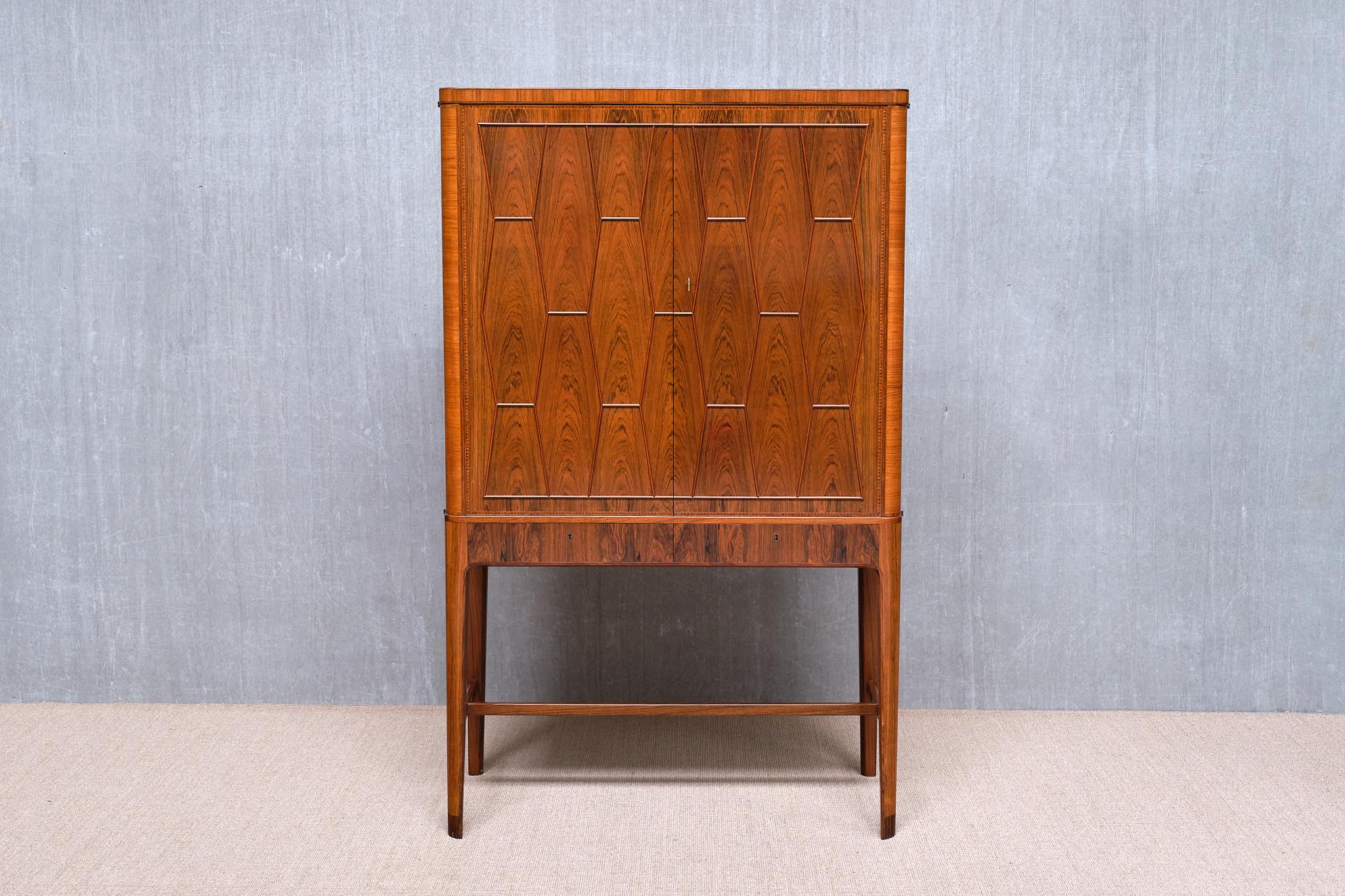 Außergewöhnlicher Bo Lindahl-Schrank aus Nussbaum und Palisanderholz mit Intarsien, Schweden, 1953 im Angebot 12