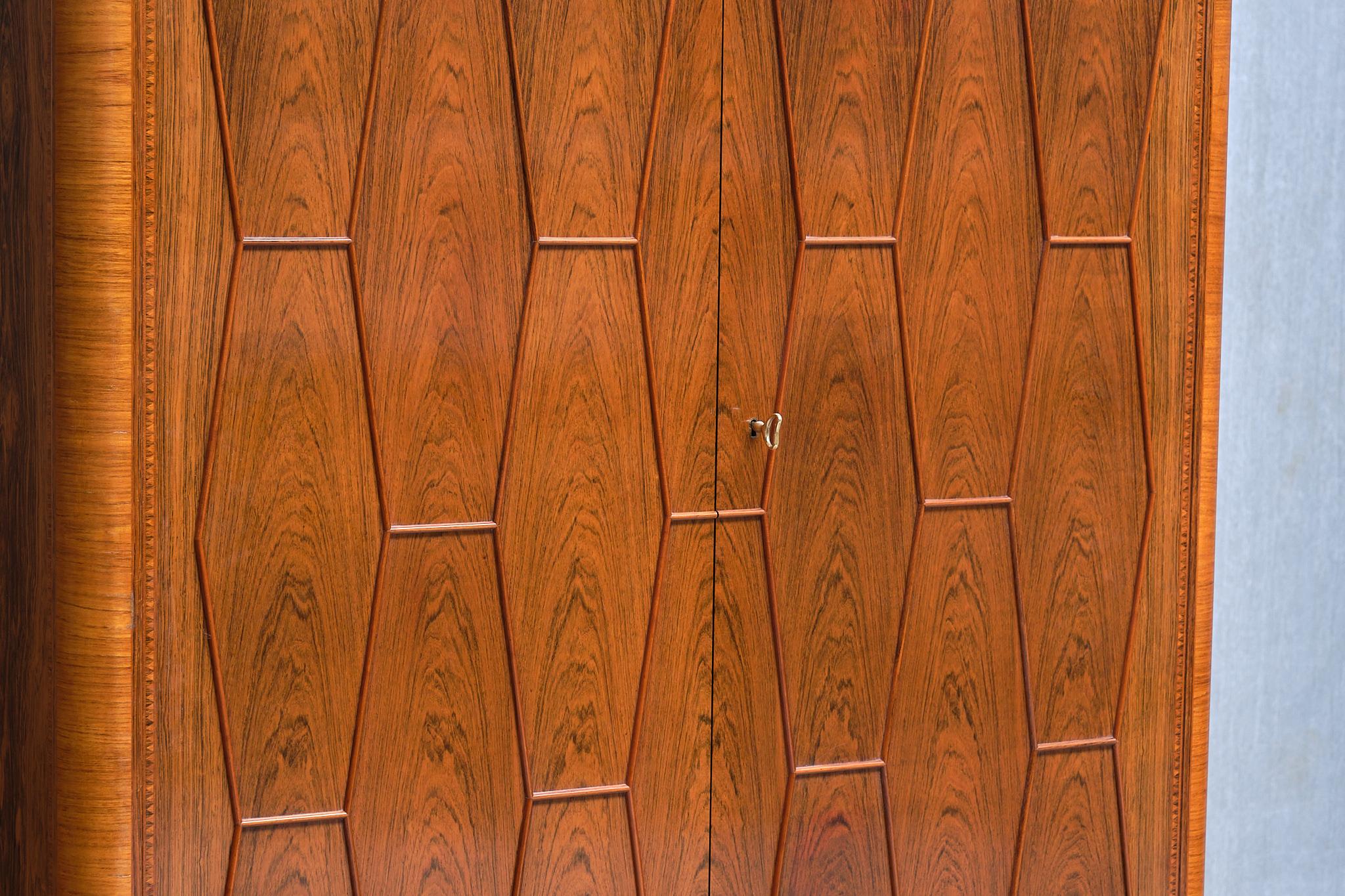 Außergewöhnlicher Bo Lindahl-Schrank aus Nussbaum und Palisanderholz mit Intarsien, Schweden, 1953 (Schwedisch) im Angebot