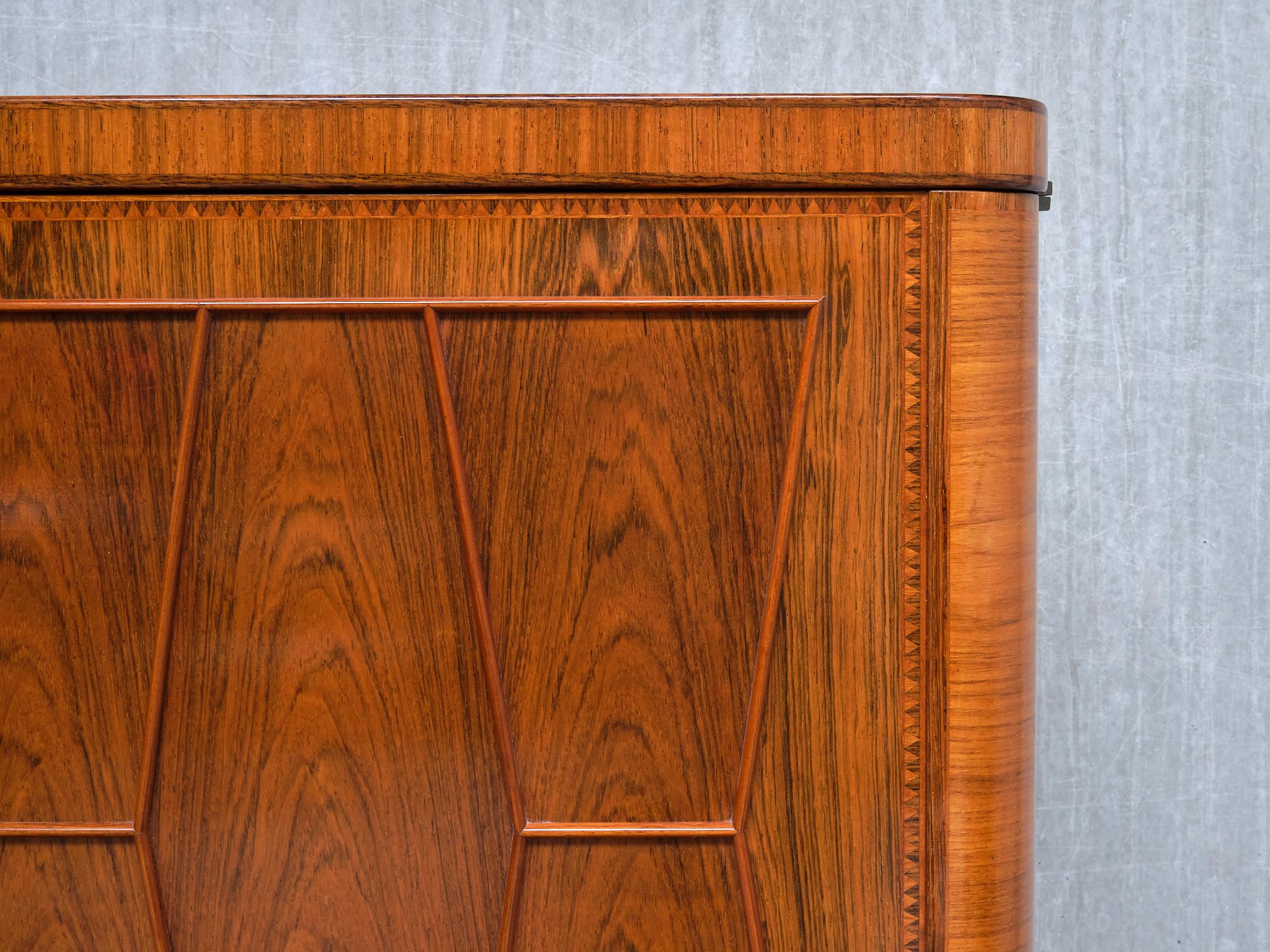 Außergewöhnlicher Bo Lindahl-Schrank aus Nussbaum und Palisanderholz mit Intarsien, Schweden, 1953 (Marketerie) im Angebot