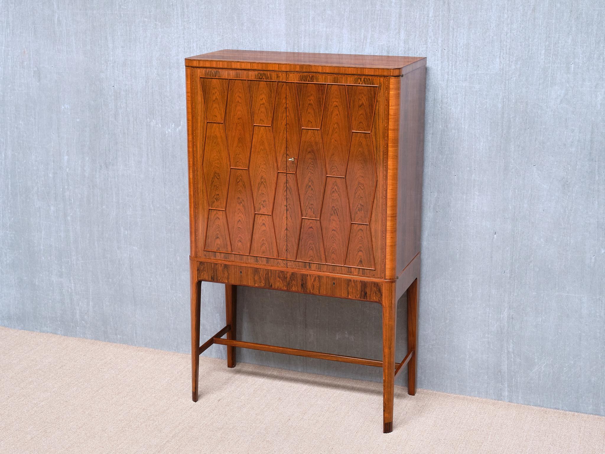 Außergewöhnlicher Bo Lindahl-Schrank aus Nussbaum und Palisanderholz mit Intarsien, Schweden, 1953 (Mitte des 20. Jahrhunderts) im Angebot