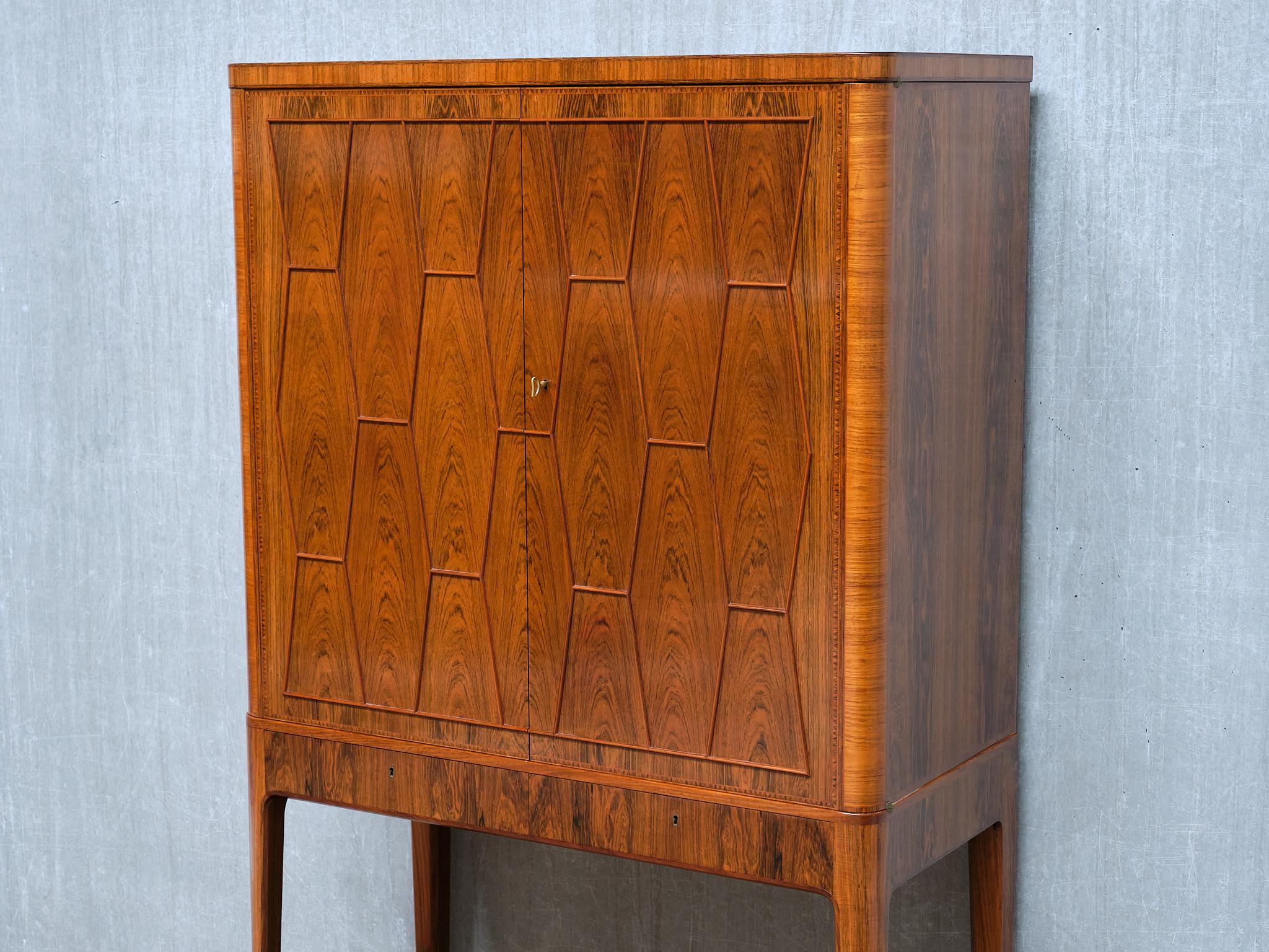 Außergewöhnlicher Bo Lindahl-Schrank aus Nussbaum und Palisanderholz mit Intarsien, Schweden, 1953 (Messing) im Angebot
