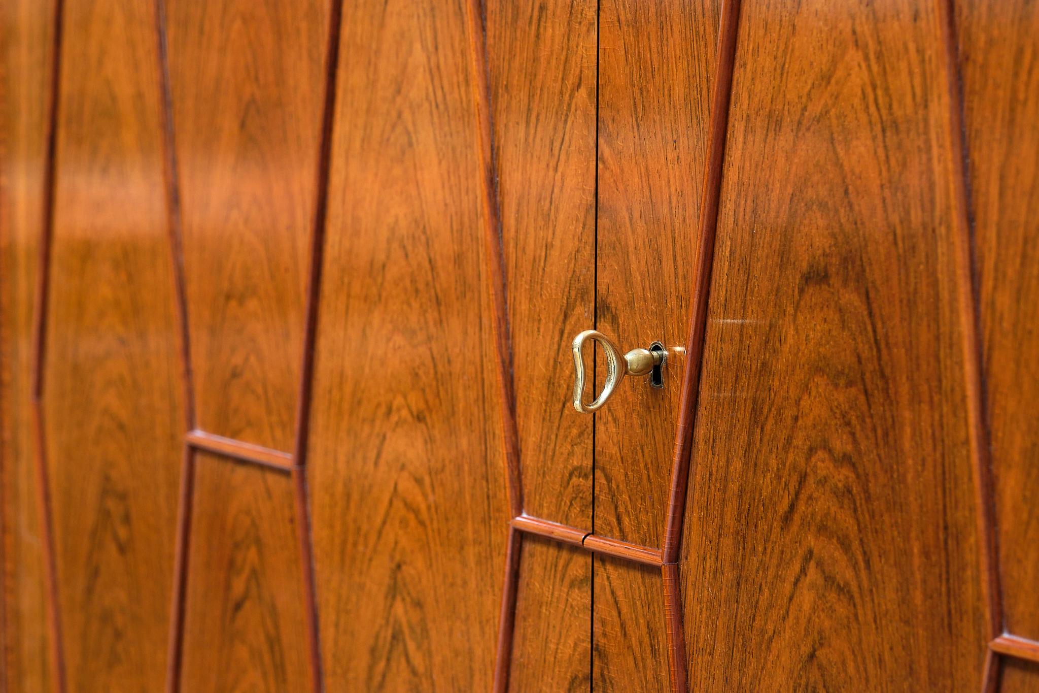 Außergewöhnlicher Bo Lindahl-Schrank aus Nussbaum und Palisanderholz mit Intarsien, Schweden, 1953 im Angebot 1
