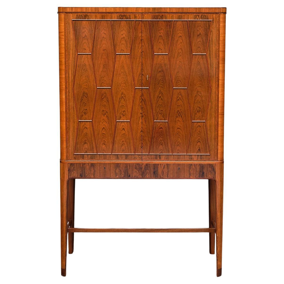 Außergewöhnlicher Bo Lindahl-Schrank aus Nussbaum und Palisanderholz mit Intarsien, Schweden, 1953 im Angebot