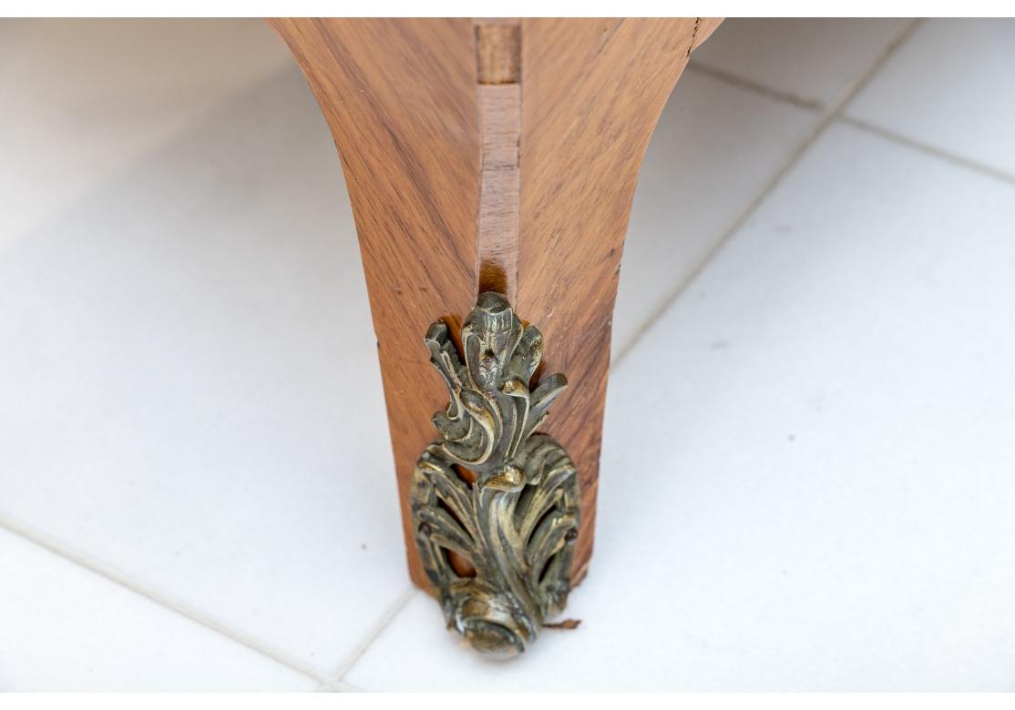 Uno stravagante e grande cassettone a tre cassetti con un'ampia decorazione a intarsio floreale, montature in bronzo, tiretti ed escutcheons (False), piano in marmo belga con un bel colore e una forma tradizionale eccezionale. Ogni cassetto presenta