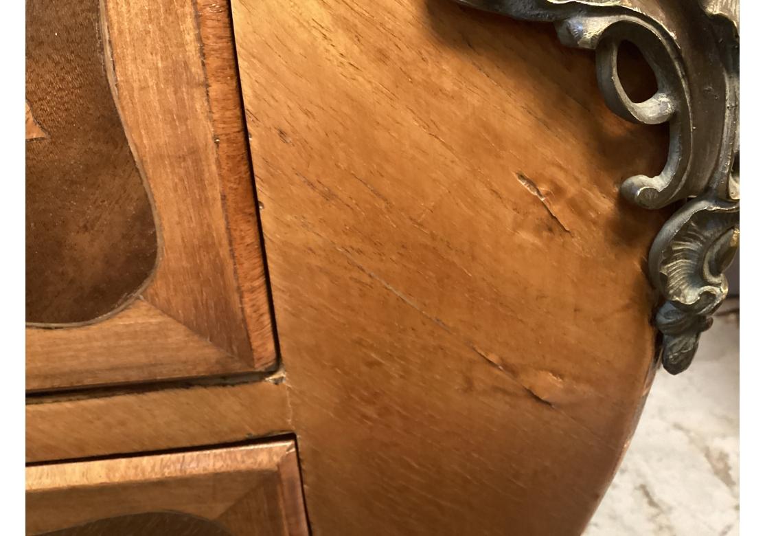 Eccezionale cassapanca intarsiata Bombé con piano in marmo belga in vendita 12