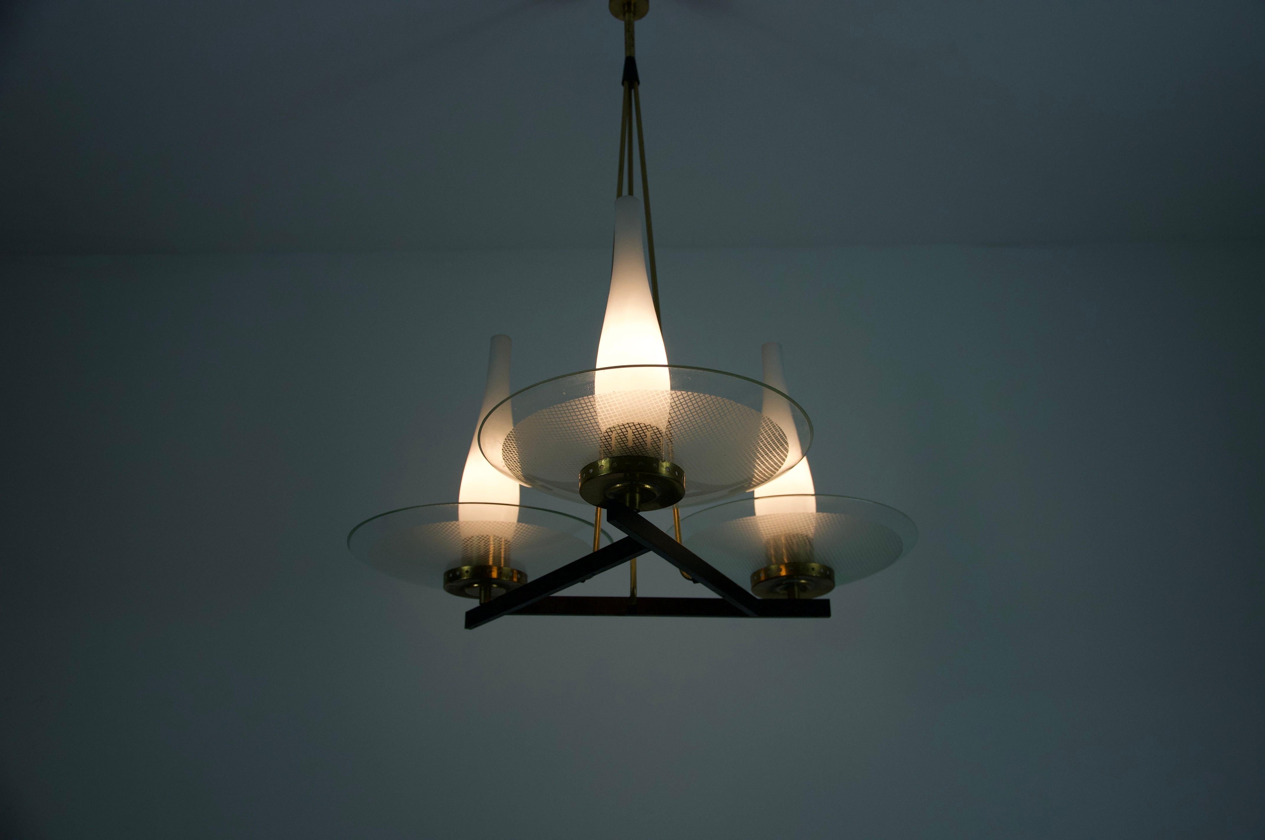 Mid-Century Modern Exceptionnel lustre en laiton et verre de Stilnovo, années 1960, Italie en vente