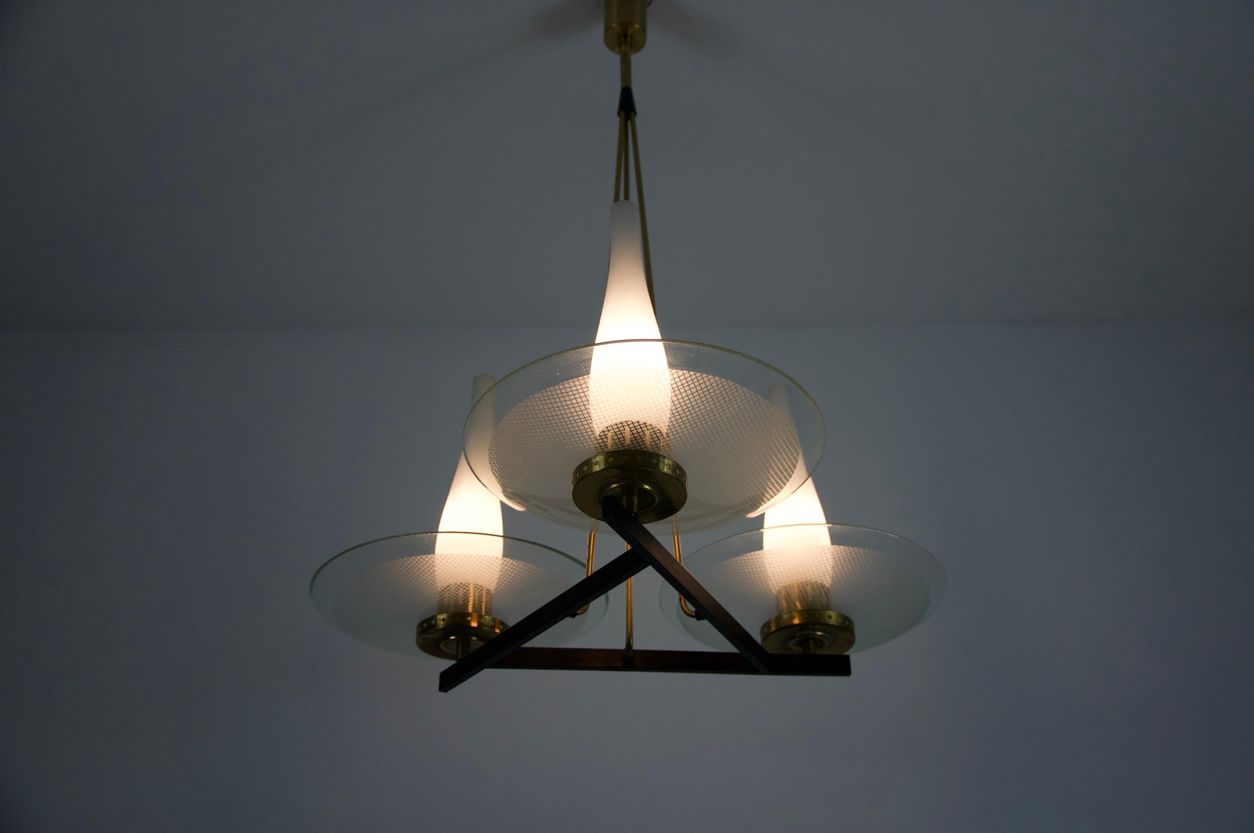 italien Exceptionnel lustre en laiton et verre de Stilnovo, années 1960, Italie en vente