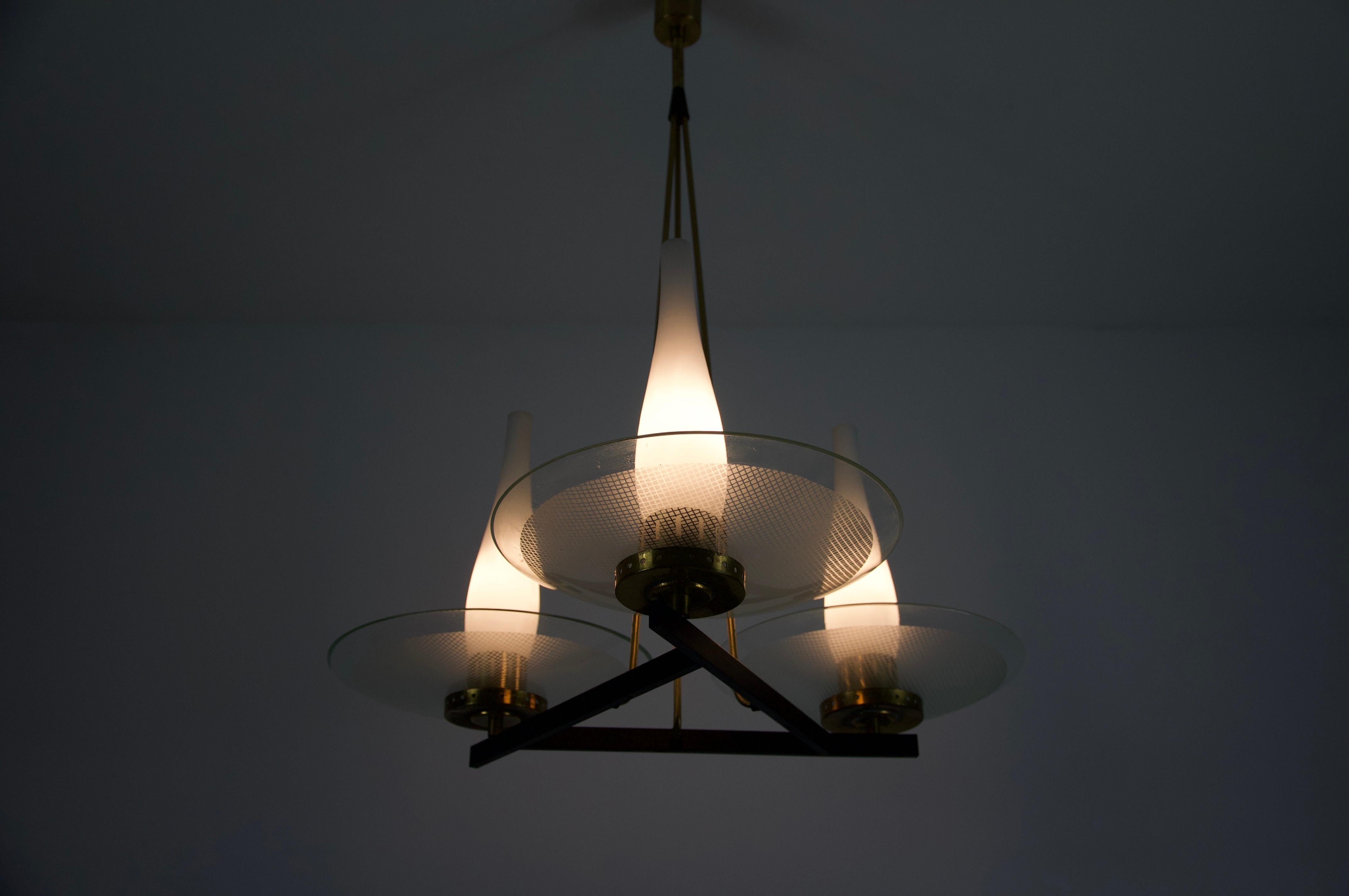 Exceptionnel lustre en laiton et verre de Stilnovo, années 1960, Italie Bon état - En vente à Hagenbach, DE