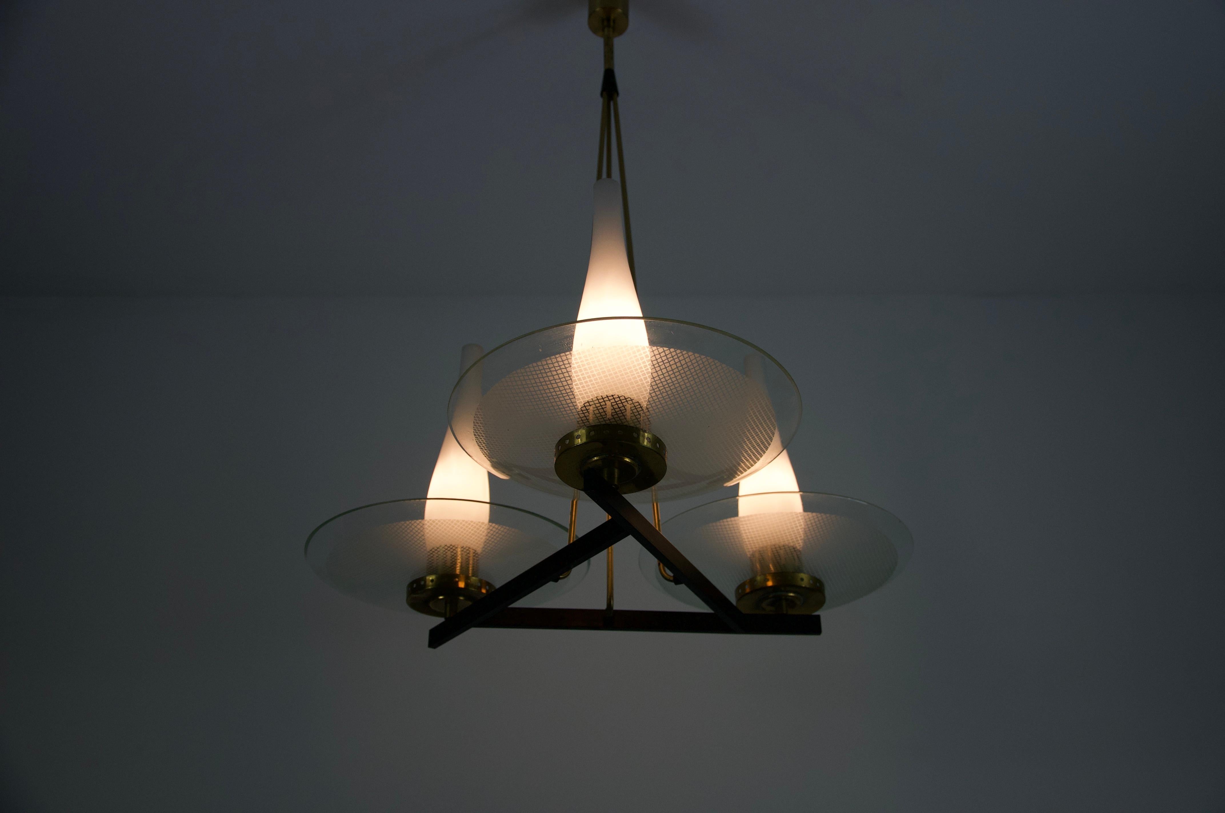 Milieu du XXe siècle Exceptionnel lustre en laiton et verre de Stilnovo, années 1960, Italie en vente