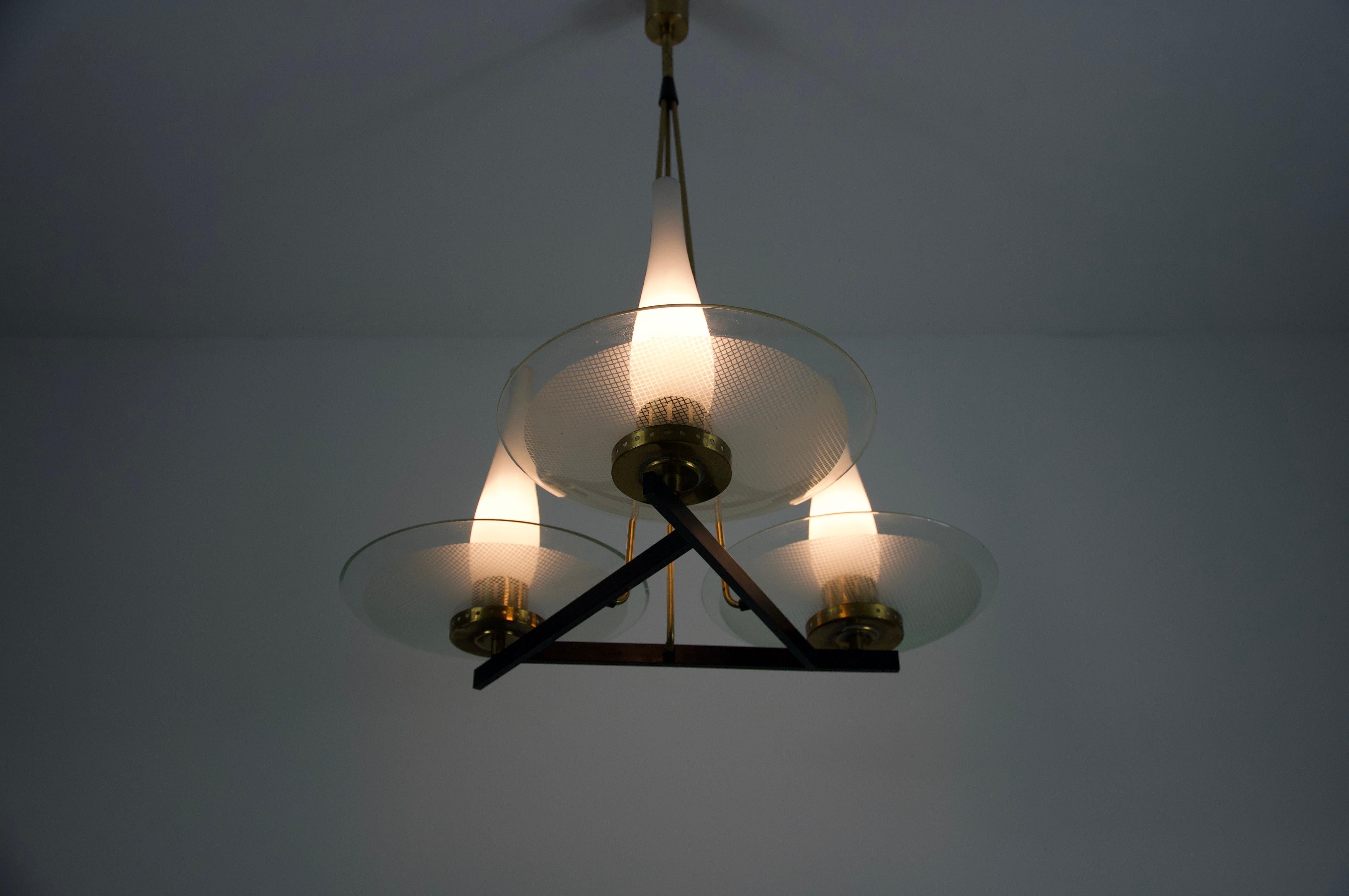 Métal Exceptionnel lustre en laiton et verre de Stilnovo, années 1960, Italie en vente