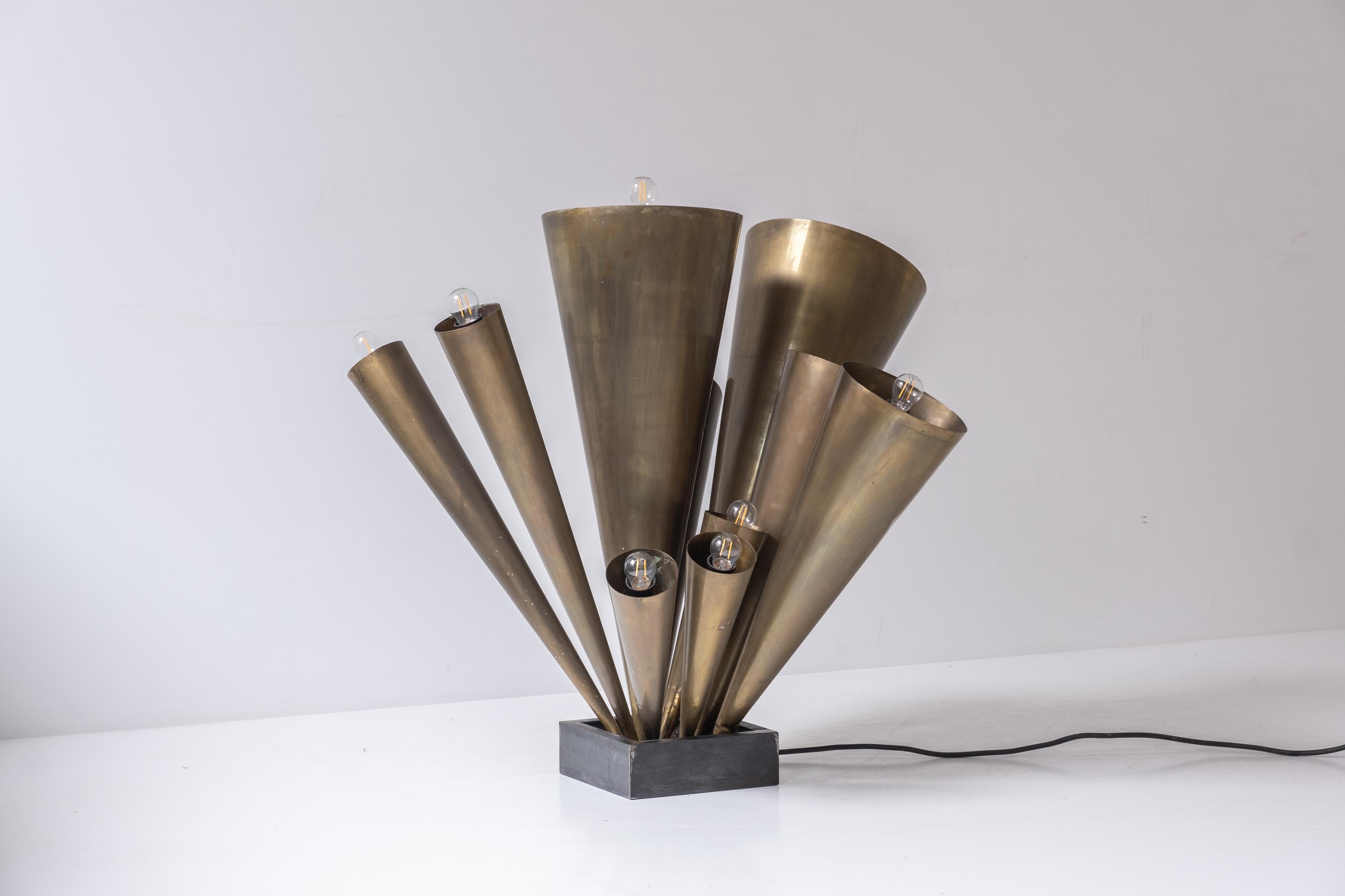 Exceptional brass floor lamp dating from the 1950s. This light sculpture features ten trumpet shaped shades mounted on a steel frame. Presented in a very good condition. Masterpiece !