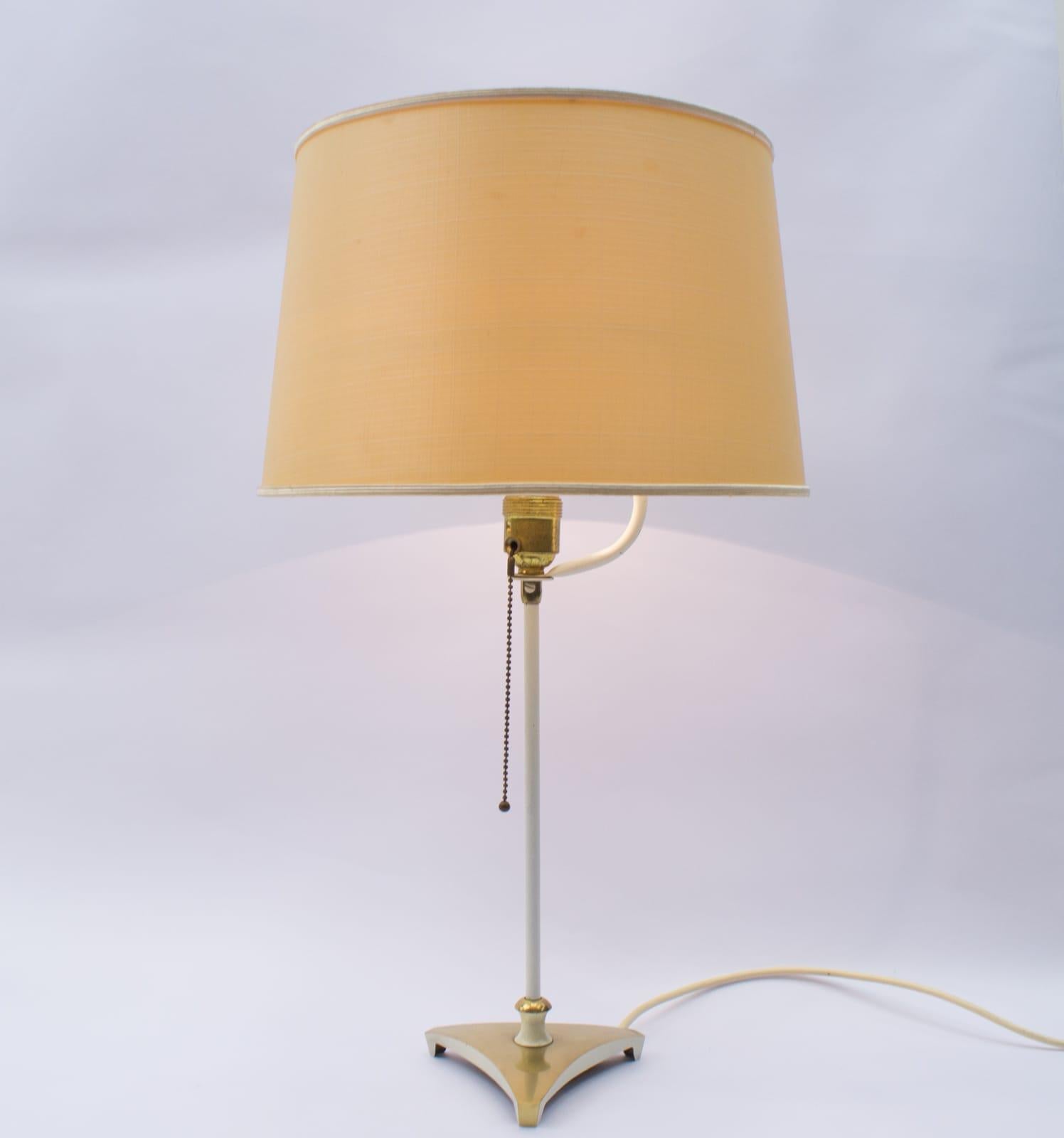 Außergewöhnliche Messing-Tischlampe, Österreich, 1950er Jahre.

Die Lampe kommt mit E27 Edisonscrew fit Glühbirnenfassung und Original-Verkabelung in funktionsfähigem Zustand und laufen sowohl auf 110/230 Volt.
 