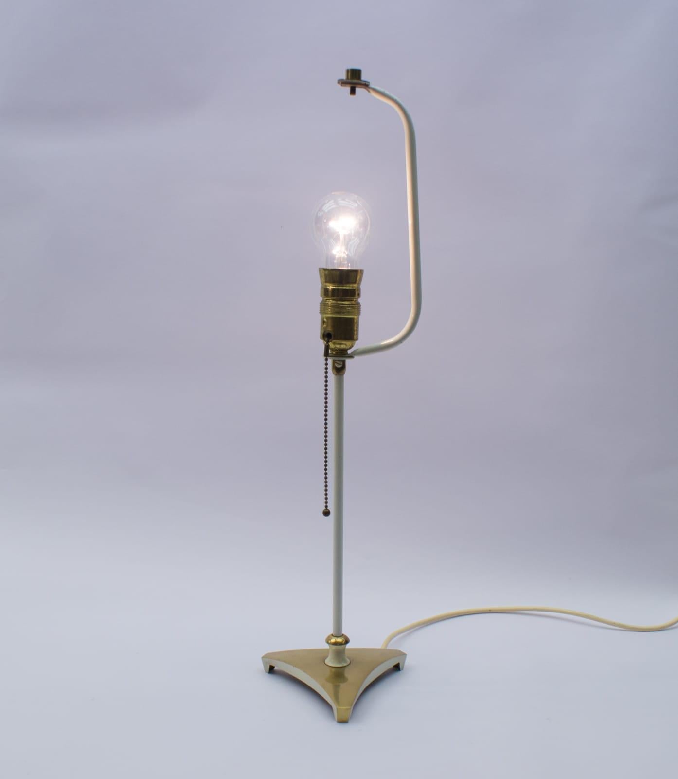 Außergewöhnliche Tischlampe aus Messing:: Österreich:: 1950er Jahre im Angebot 3